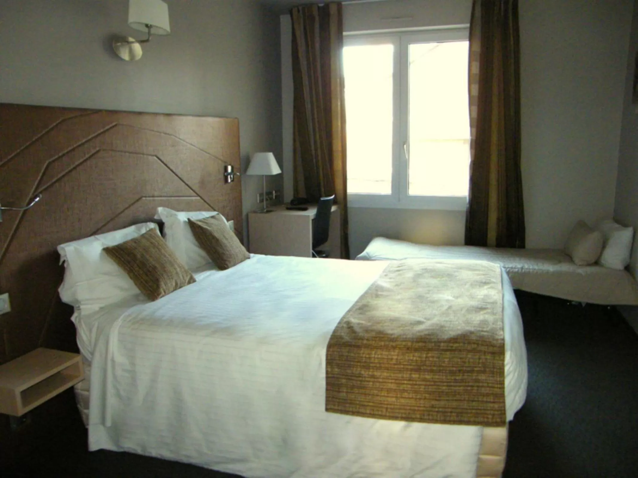 Bedroom, Bed in CIT'HOTEL Saint-Pierre