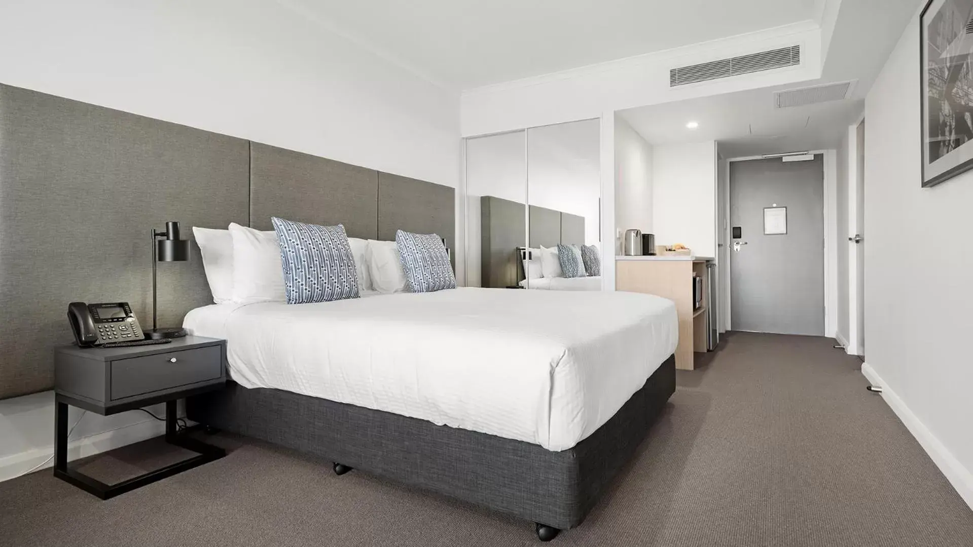 Bed in Oaks Toowoomba Hotel