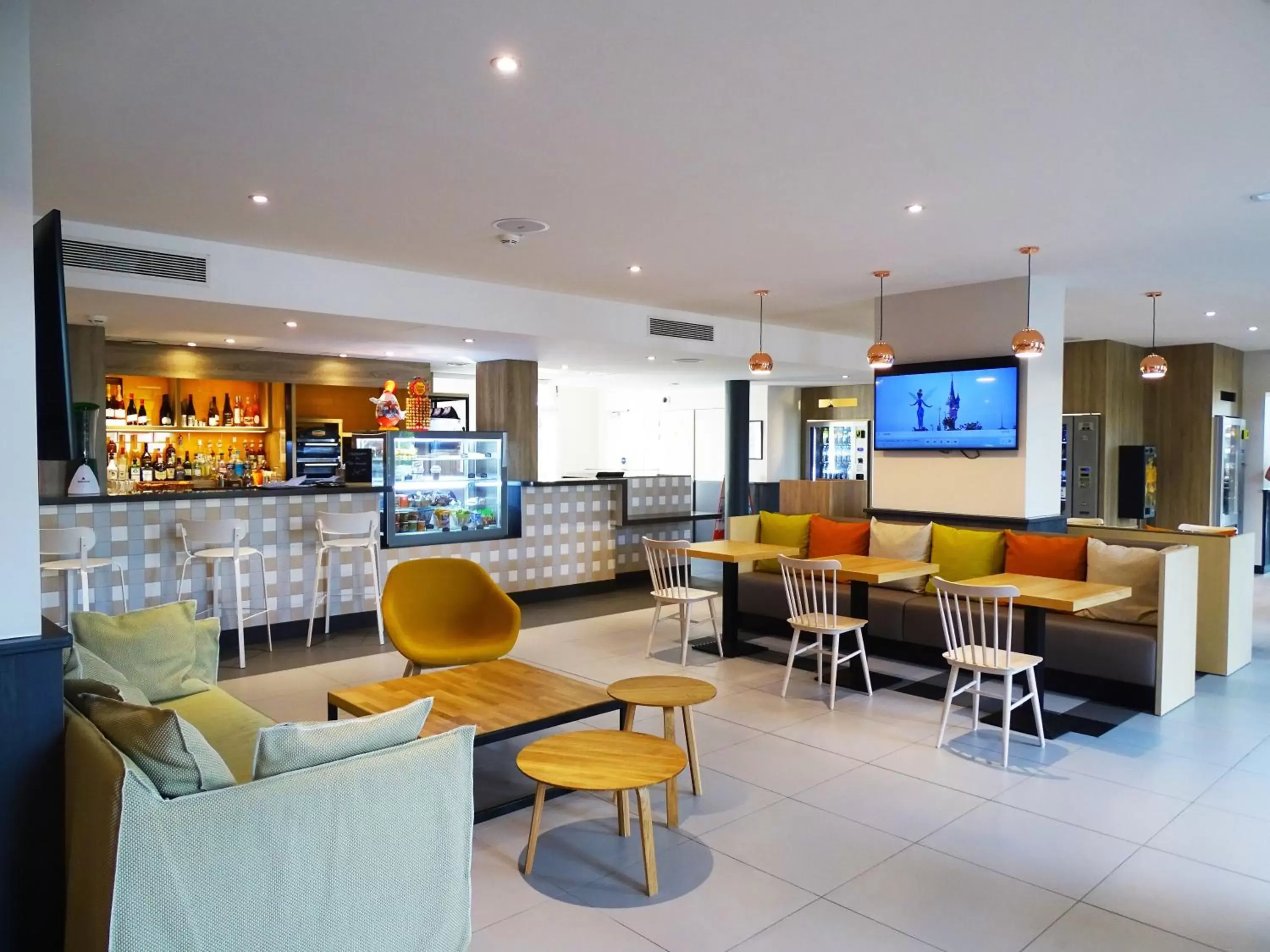 Lounge or bar in Campanile Val de France Lounge or bar in Campanile Val de France