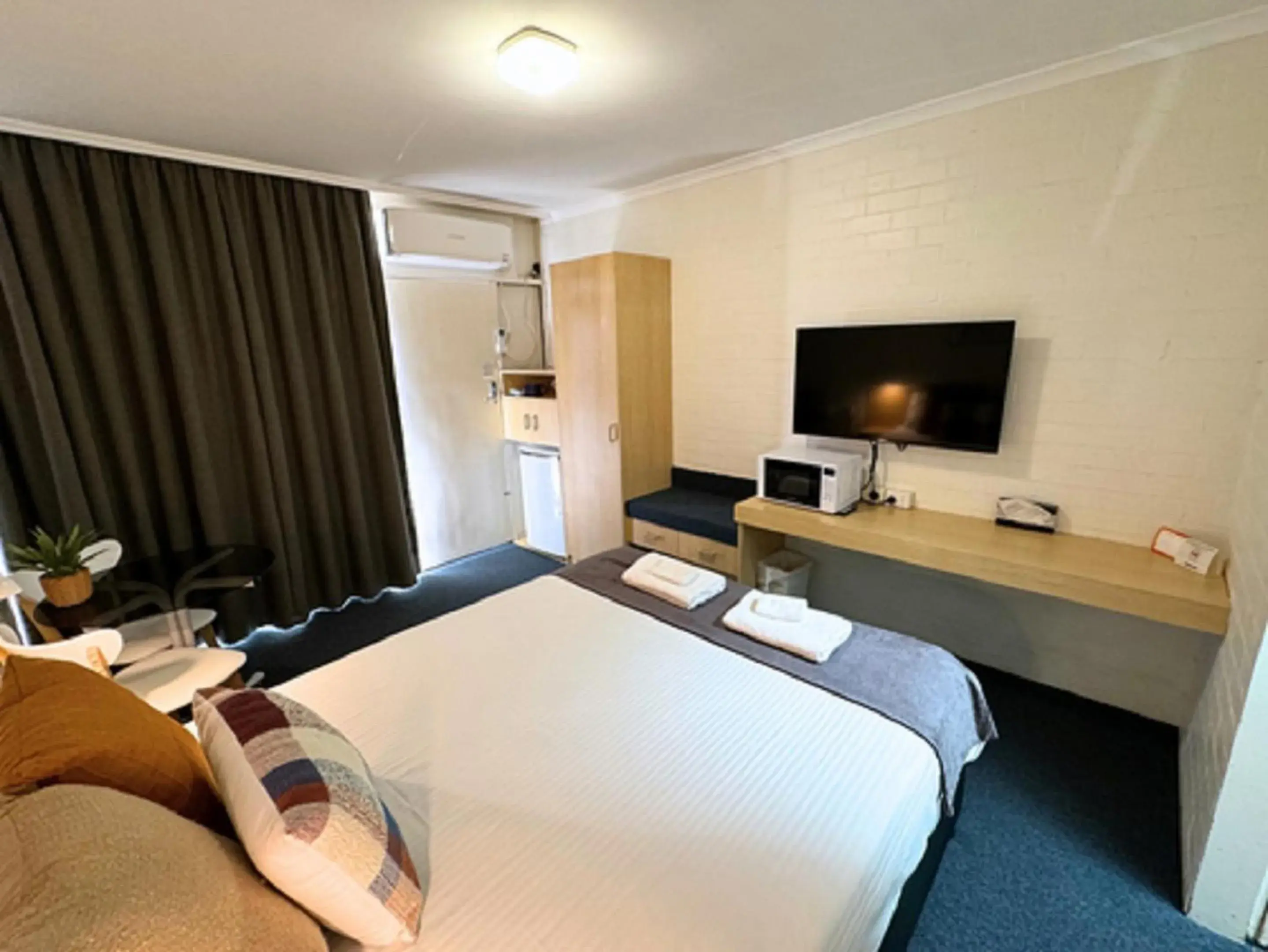 Photo of the whole room, TV/Entertainment Center in Redhill Tamworth Motor Inn and Conference Centre