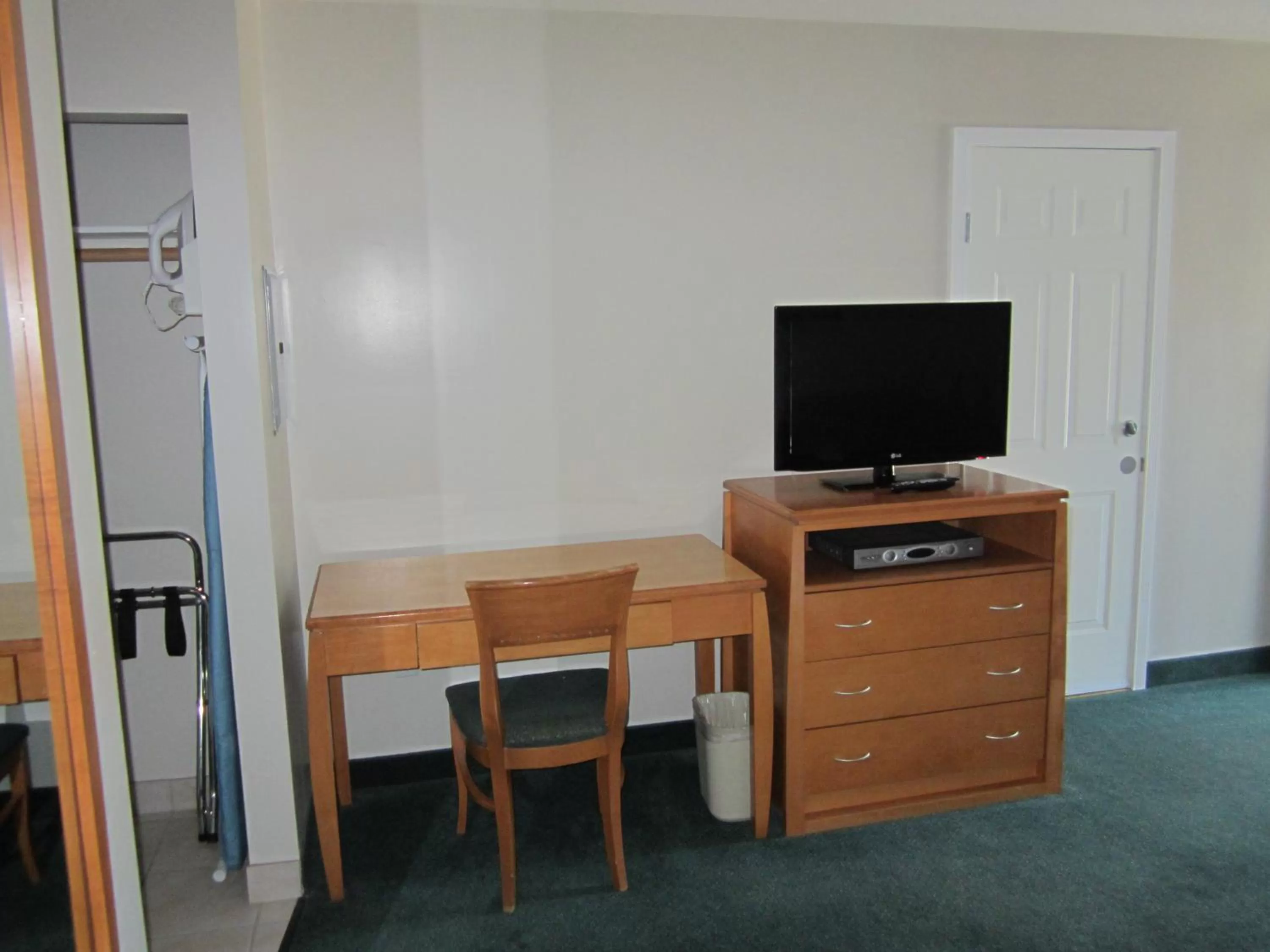 TV and multimedia in Ramada Merritt