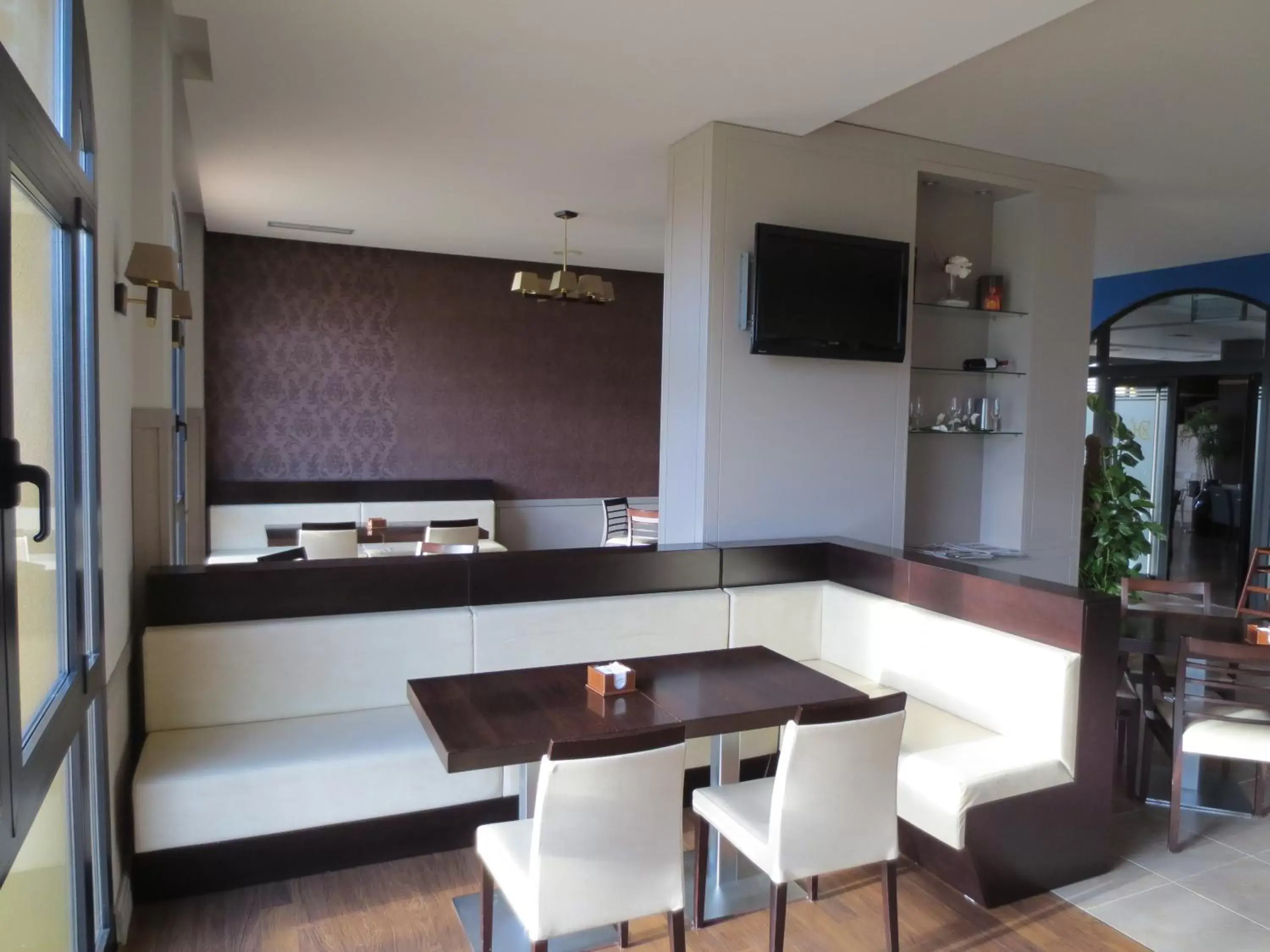 Lounge or bar, Kitchen/Kitchenette in Hospedium Hotel Cortijo Santa Cruz