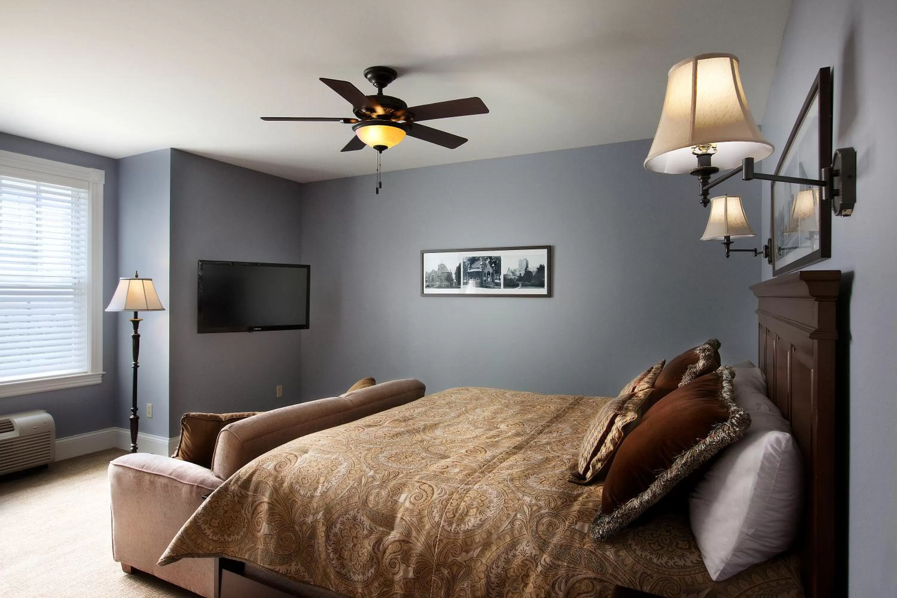 Photo of the whole room, Bed in Grant Street Inn - Bloomington