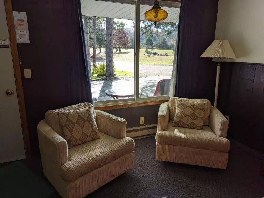 Seating Area in Crossroads motel & cabins