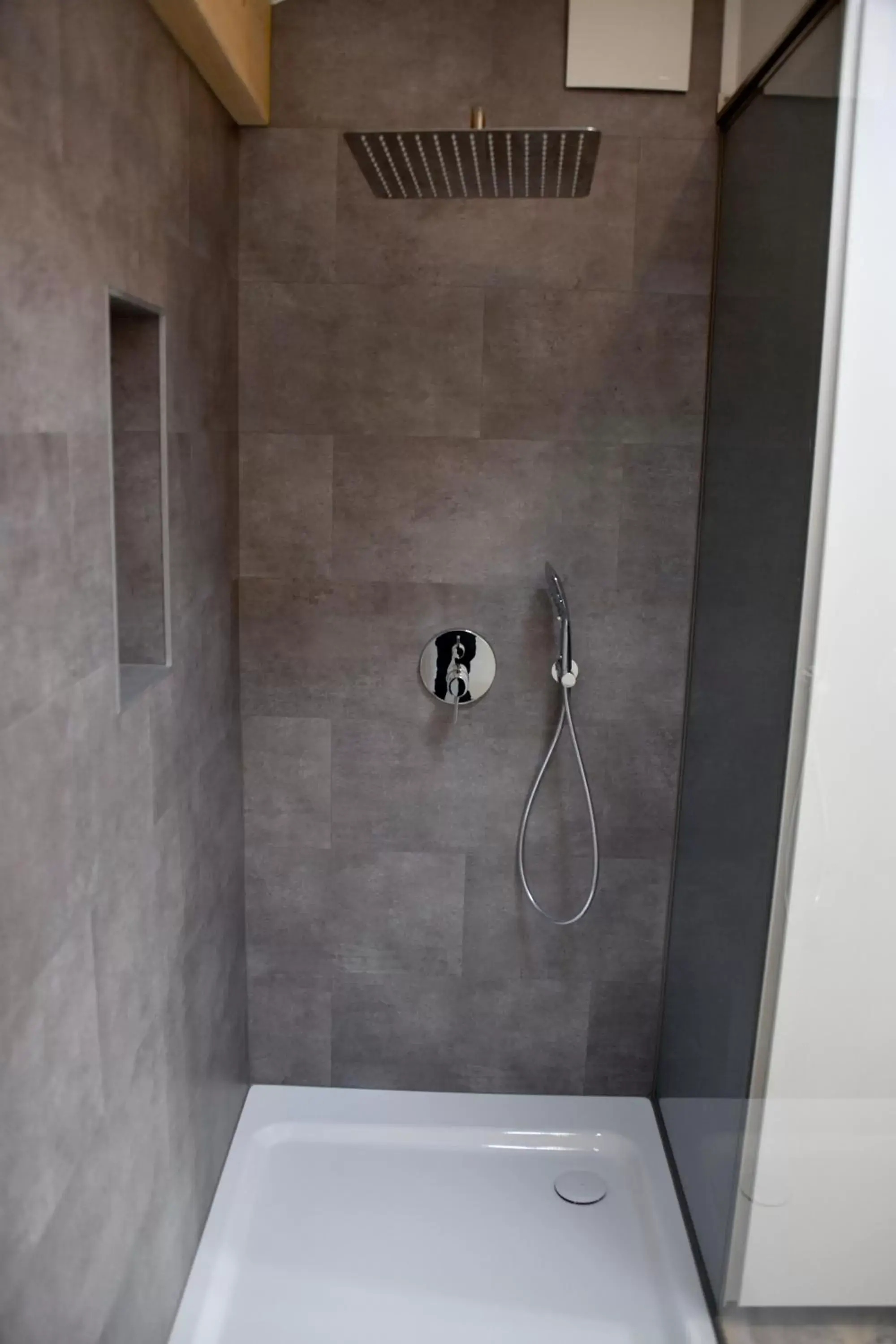 Shower, Bathroom in Hôtel de Ville