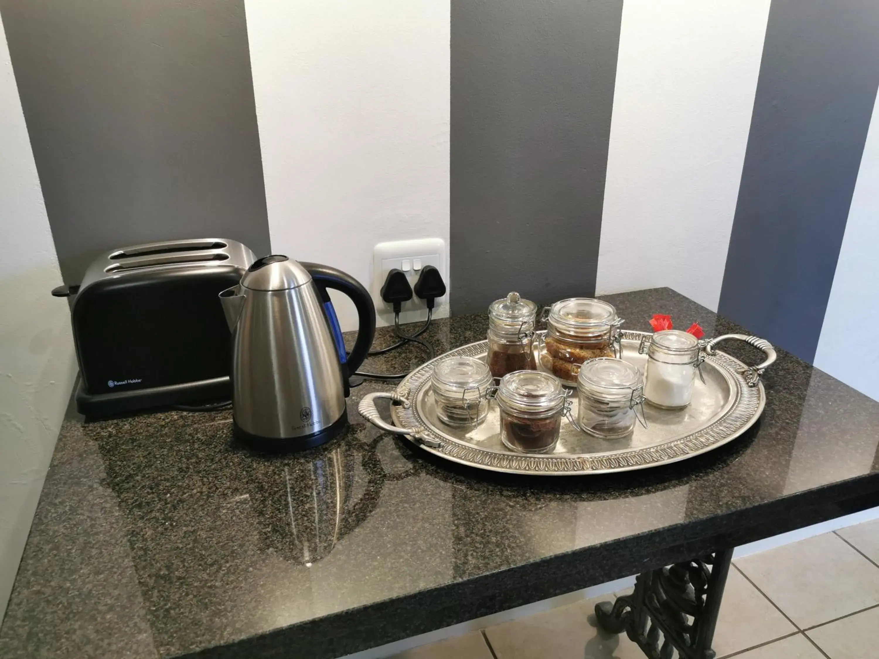 Coffee/tea facilities in At 98 on Lynburn Guest House