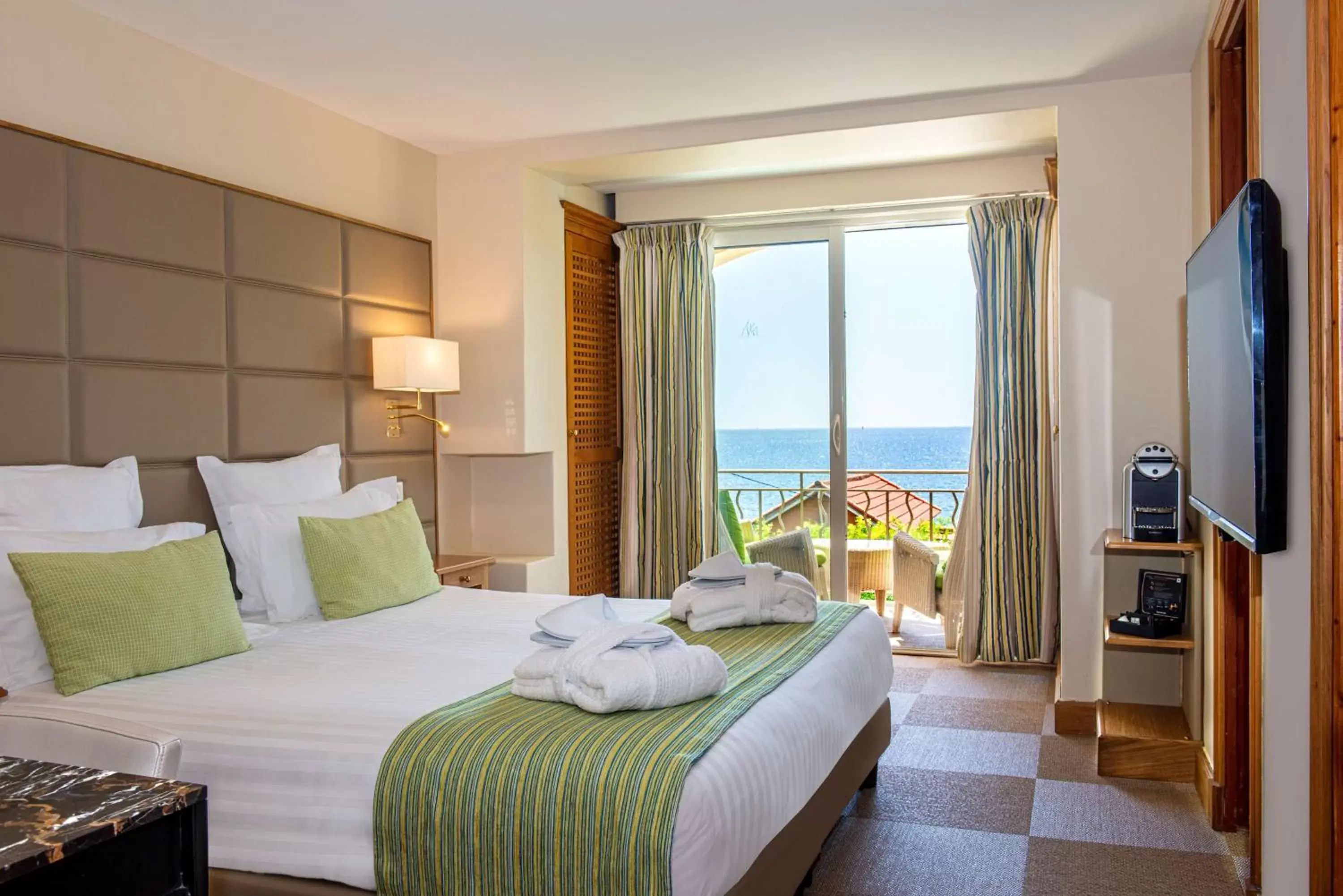 Family Queen Suite with Bunk Beds and Terrace in Best Western Premier Montfleuri Family Queen Suite with Bunk Beds and Terrace in Best Western Premier Montfleuri