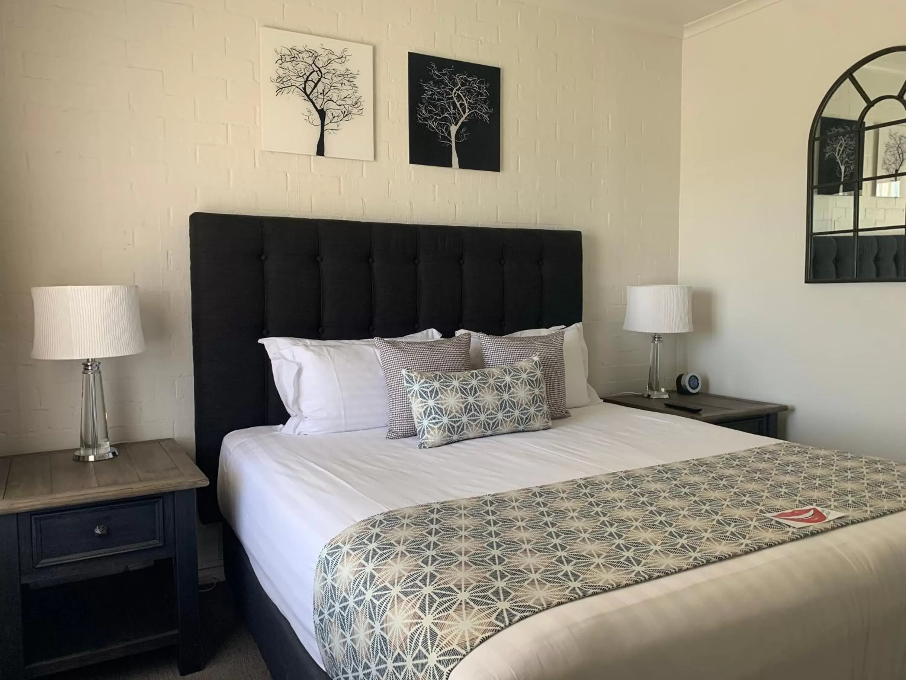 Bedroom, Bed in Blazing Stump Motel & Suites