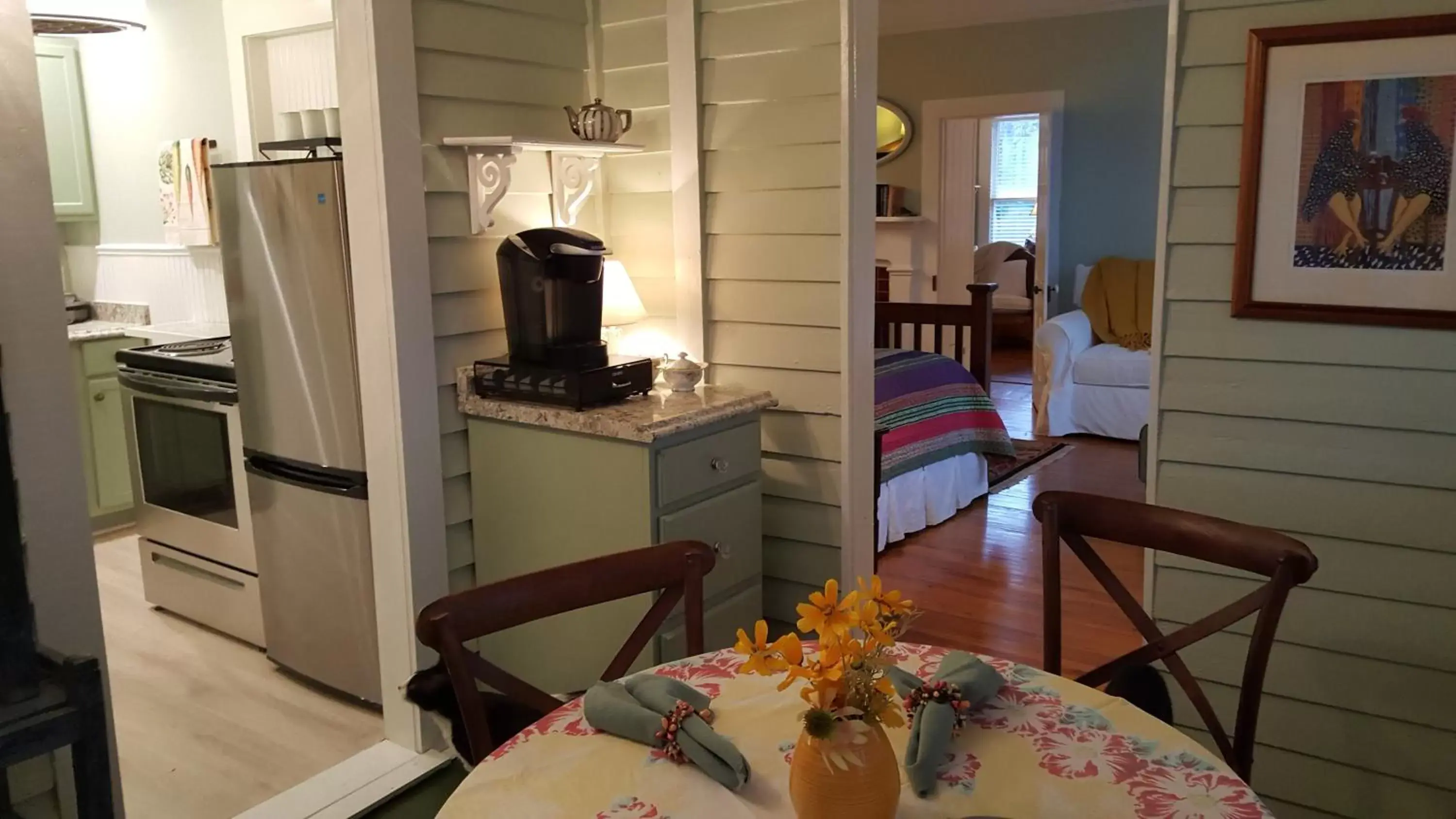 Kitchen or kitchenette, Dining Area in Rosemont B&B Cottages