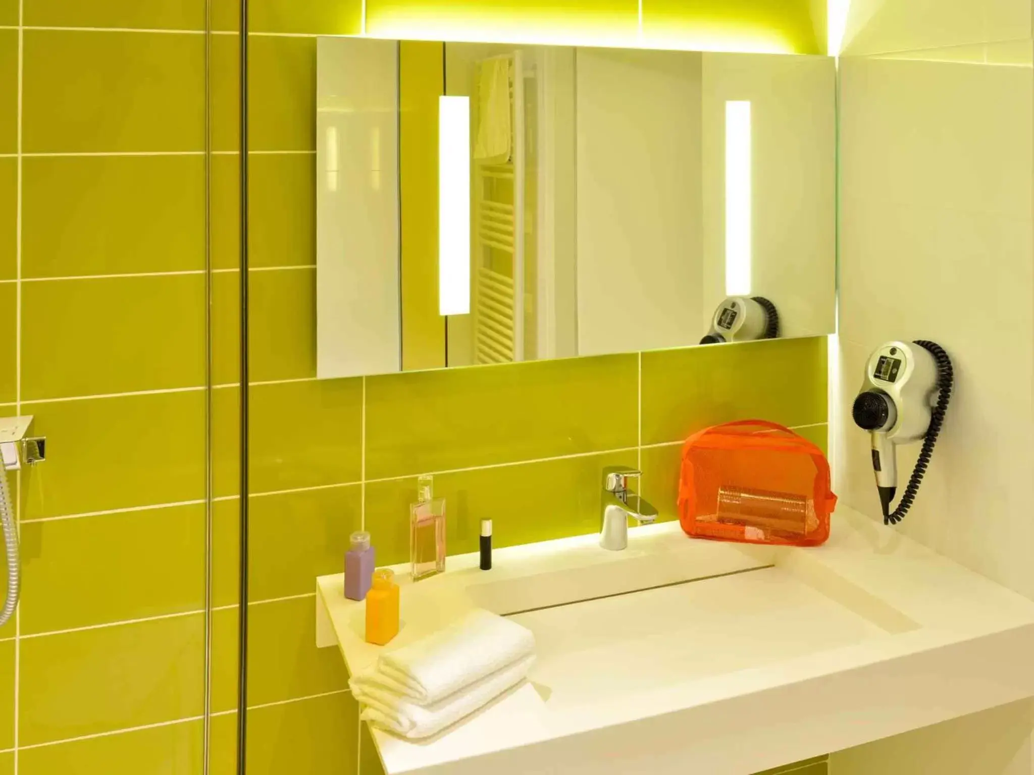 Restaurant/places to eat, Bathroom in ibis Styles Montelimar Centre