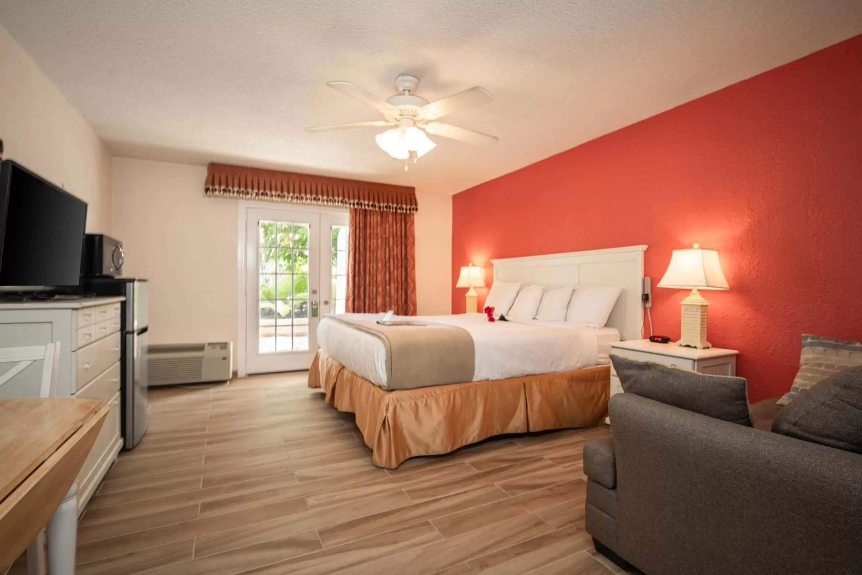 Communal lounge/ TV room, Bed in Island Sun Inn & Suites - Venice, Florida Historic Downtown & Beach Getaway