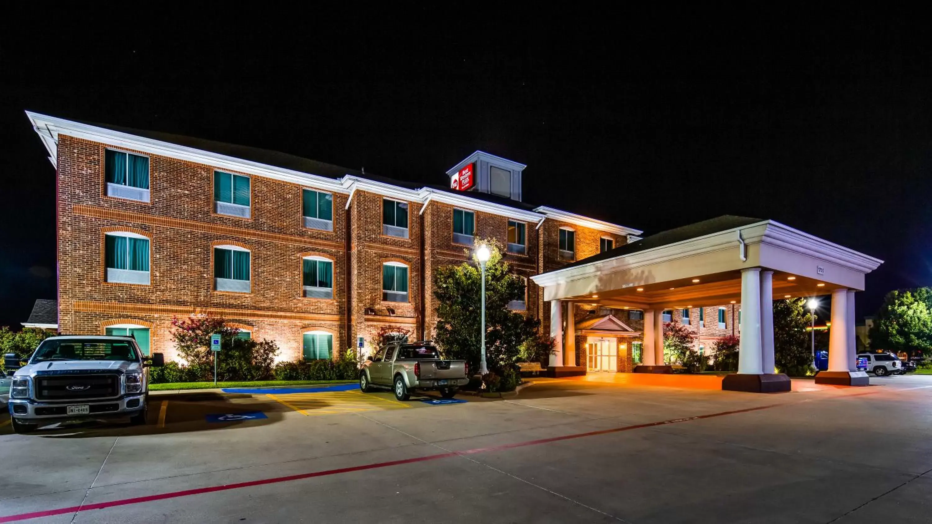 Property Building in Best Western Plus Waxahachie Inn & Suites