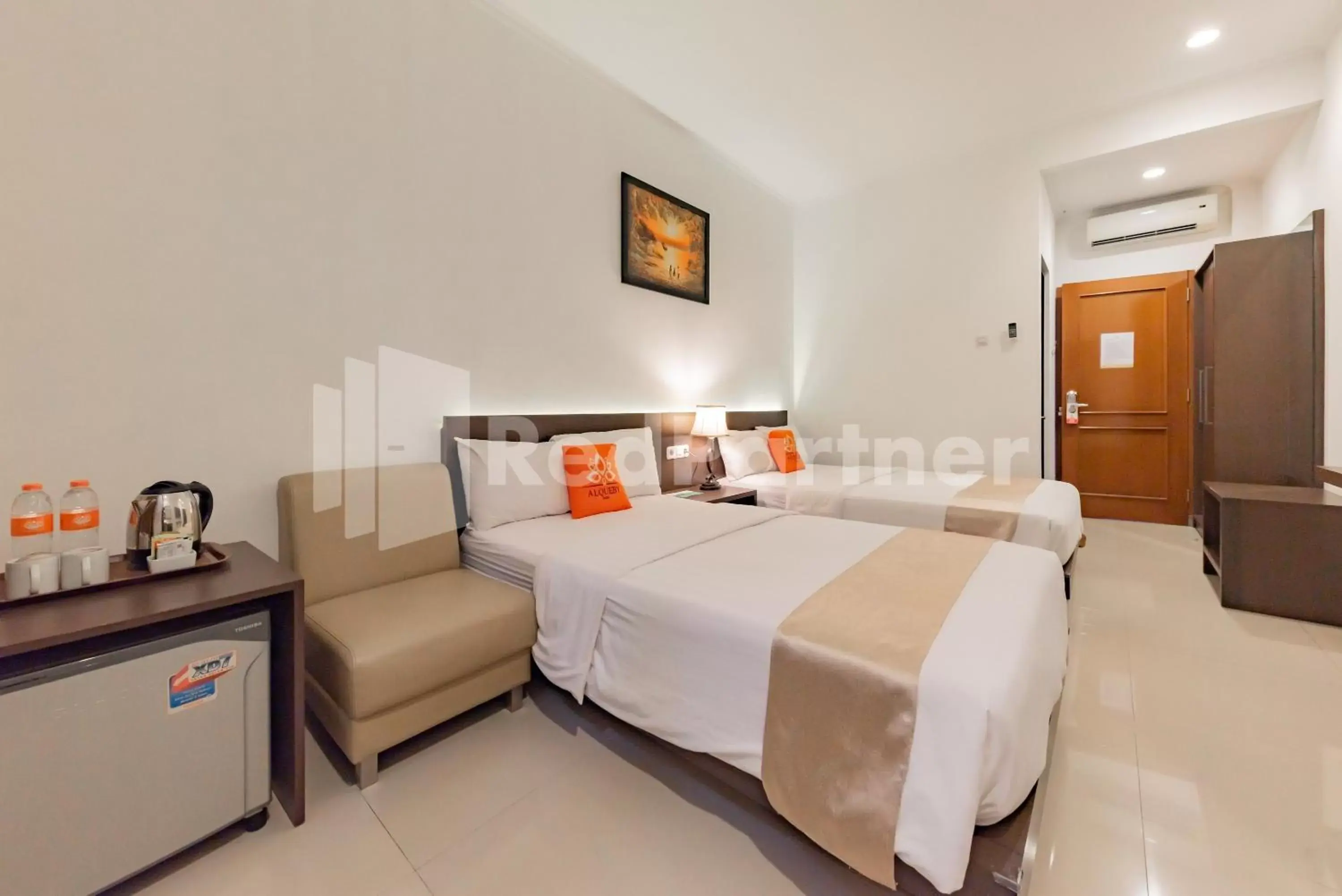 Deluxe Twin Room in Alqueby Hotel near Kiara Artha Park & Trans Studio Mall Mitra RedDoorz Deluxe Twin Room in Alqueby Hotel near Kiara Artha Park & Trans Studio Mall Mitra RedDoorz