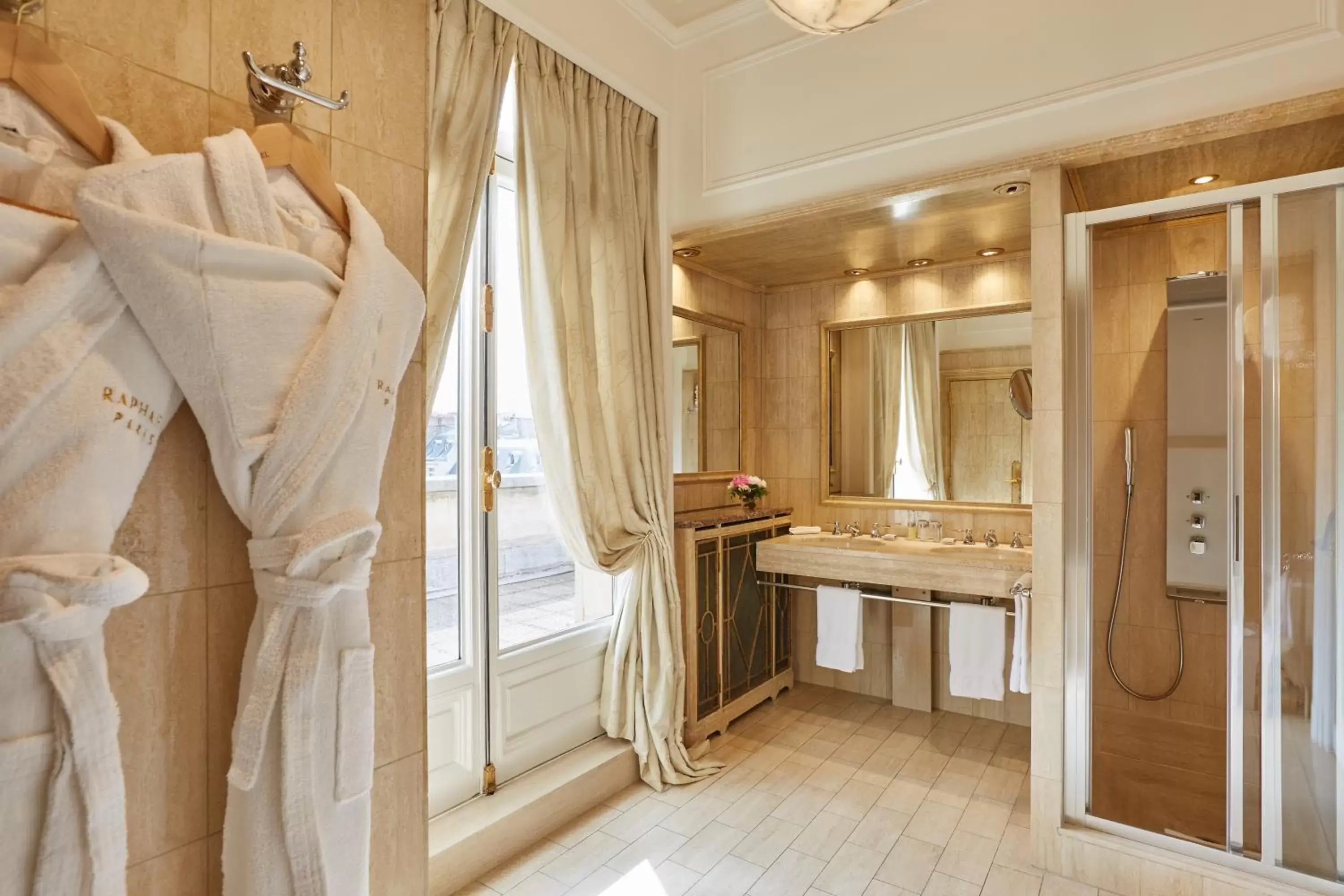 Shower, Bathroom in Hôtel Raphael