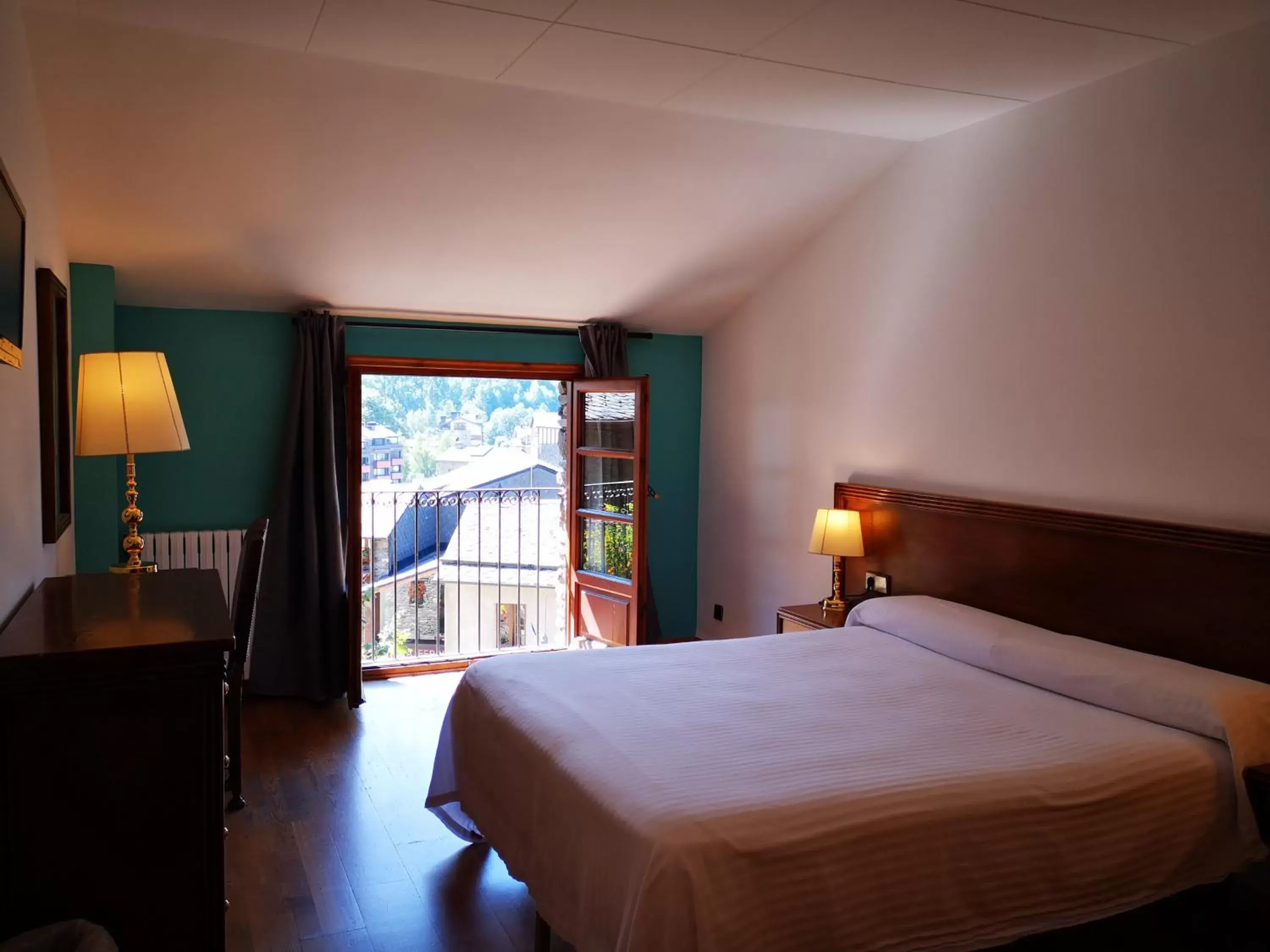 Bathroom, Bed in Hotel Santa Bàrbara De La Vall D'ordino