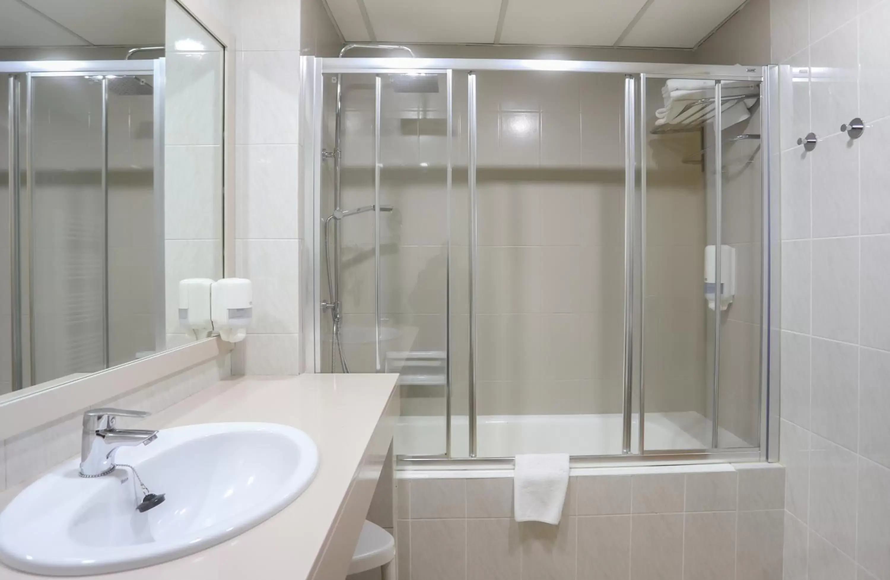 Shower, Bathroom in Hotel Panorama