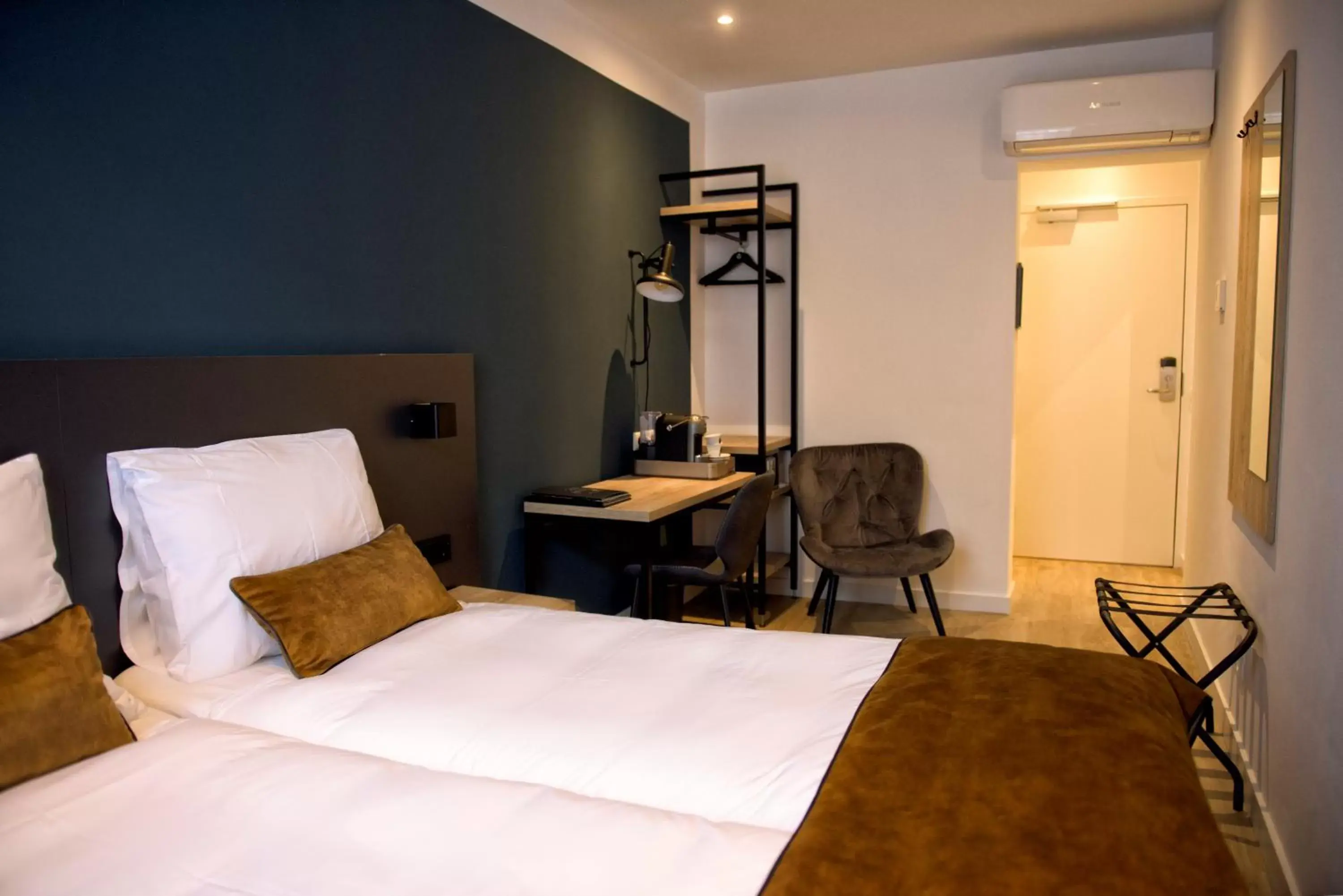 Renovated Basic Double Room in Hotel et le Cafe de Paris