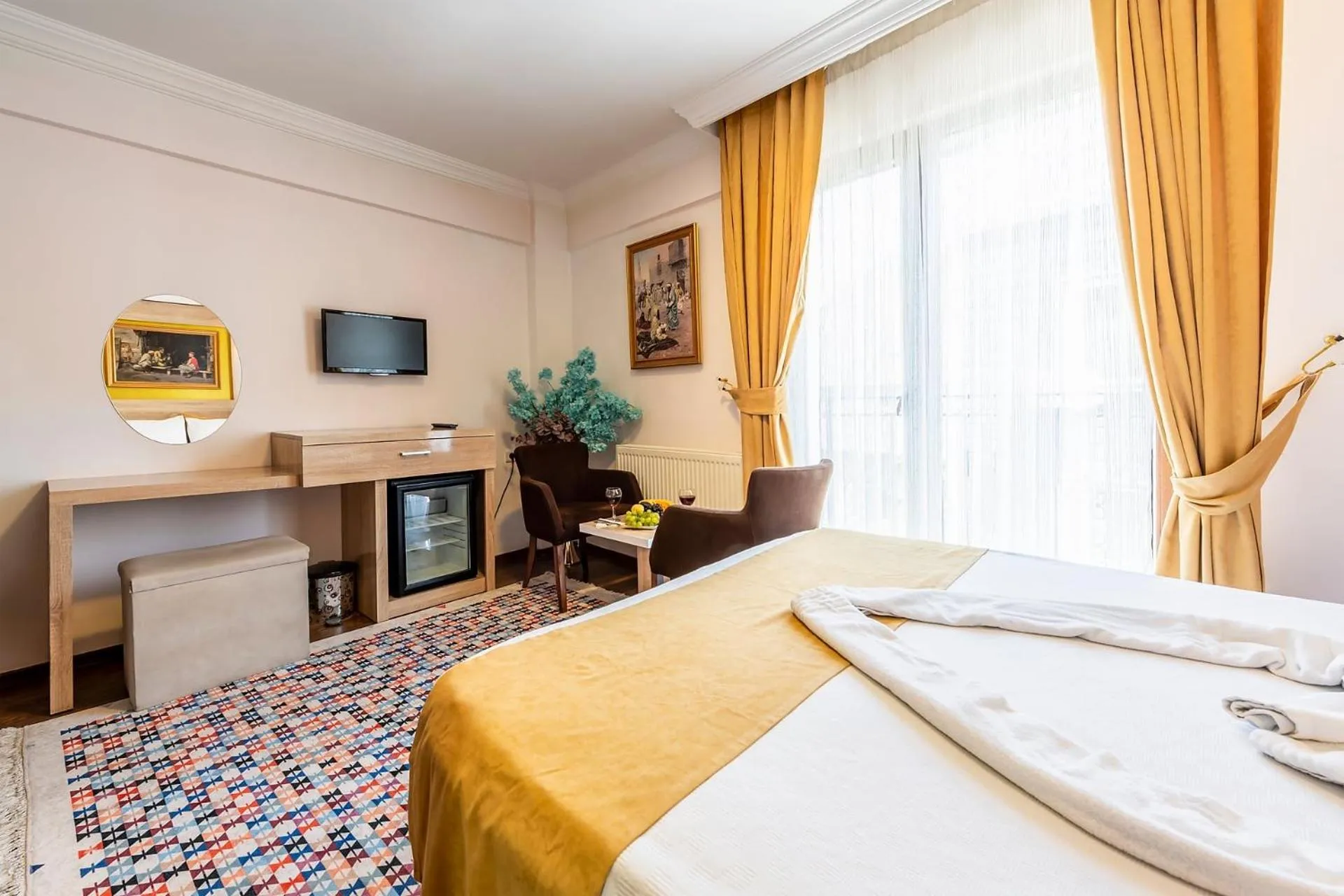 Communal lounge/ TV room, Bed in Kadirga Antik Hotel - Sultanahmet