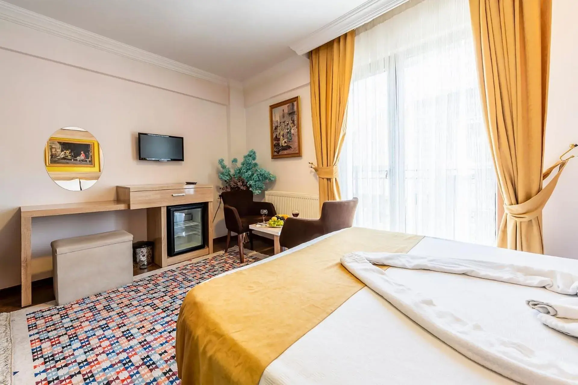 Communal lounge/ TV room, Bed in Kadirga Antik Hotel