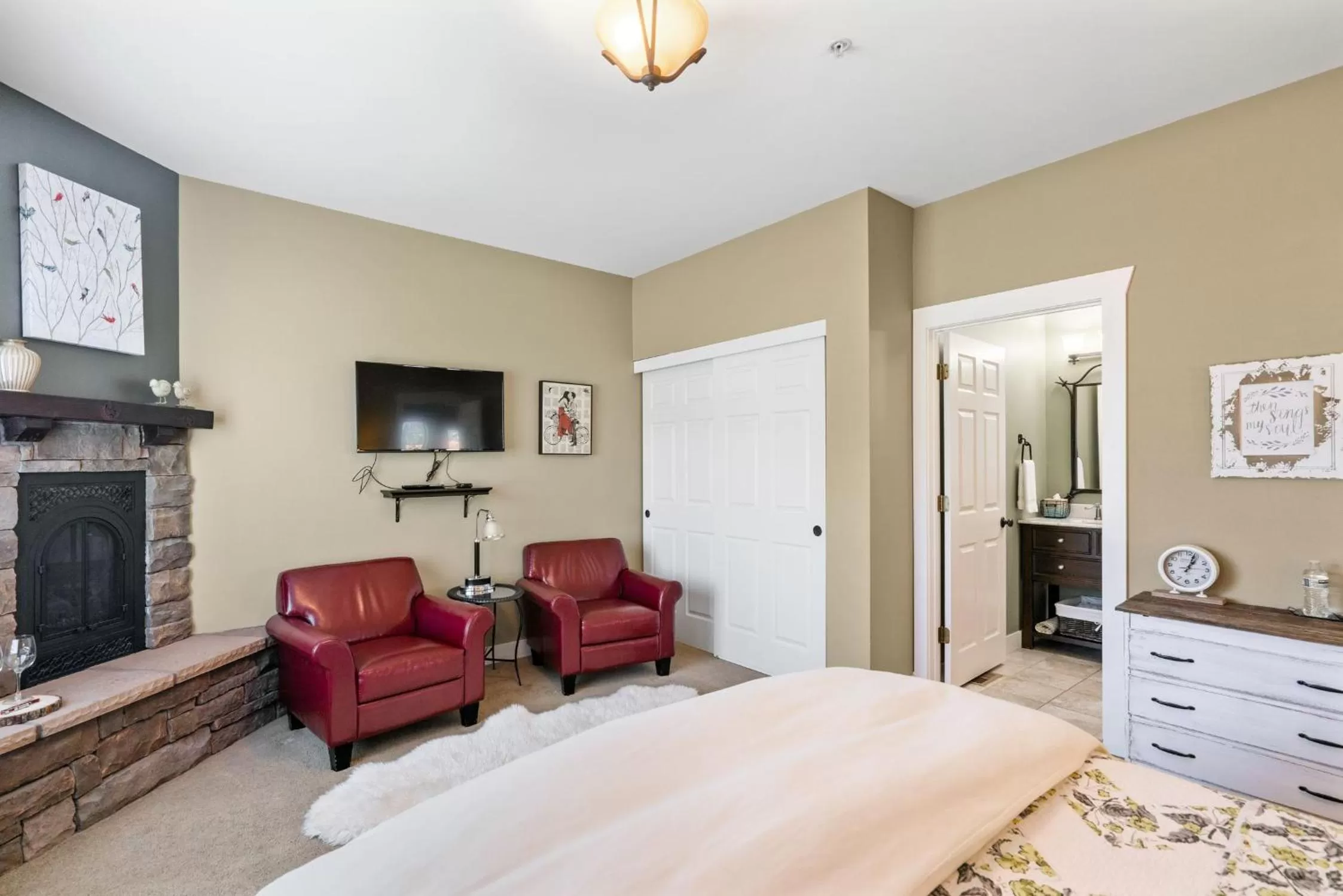 Photo of the whole room, TV/Entertainment Center in Granite Hills Inn