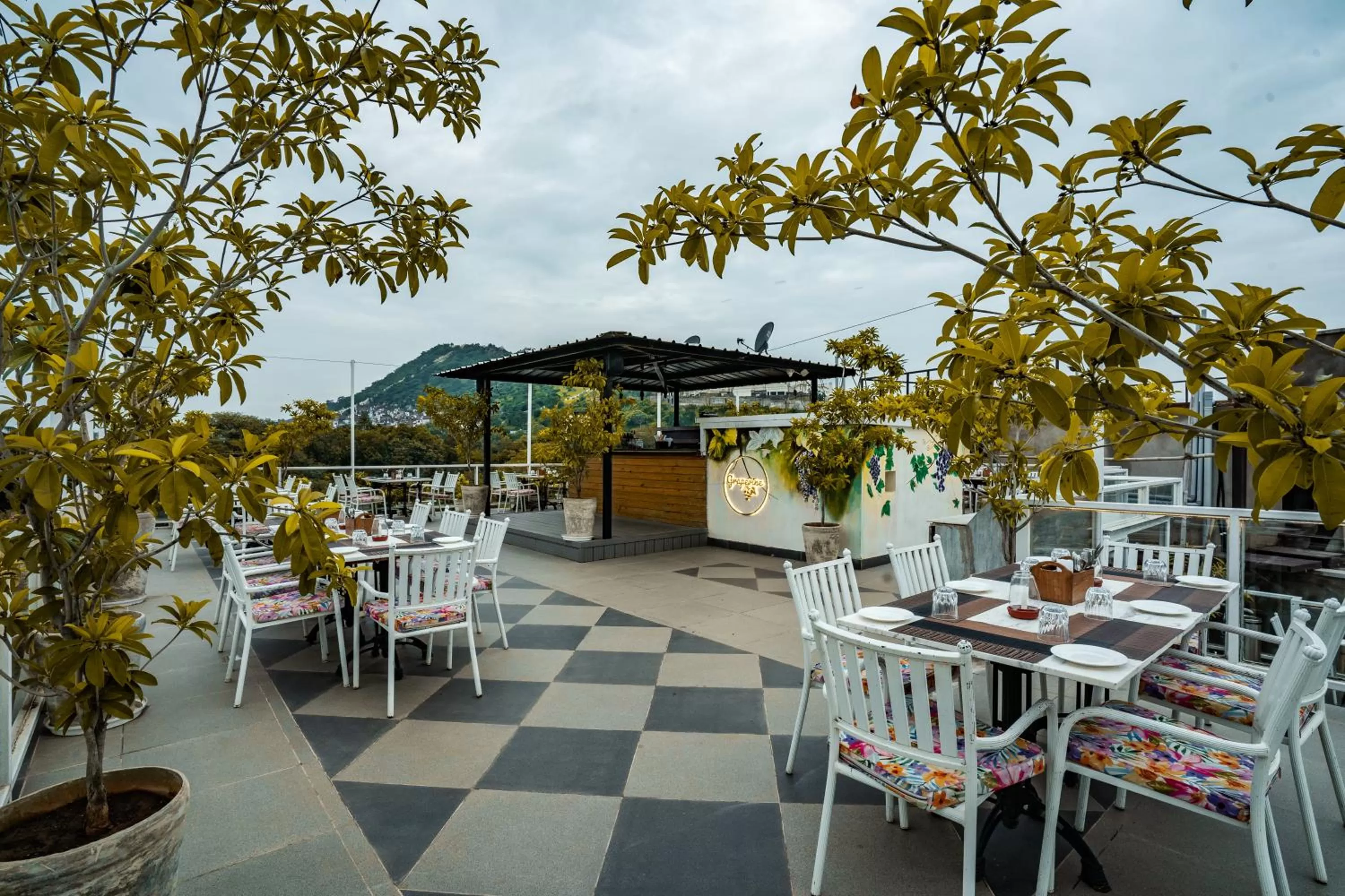 Restaurant/places to eat in Tripli Hotels Shiv Villas