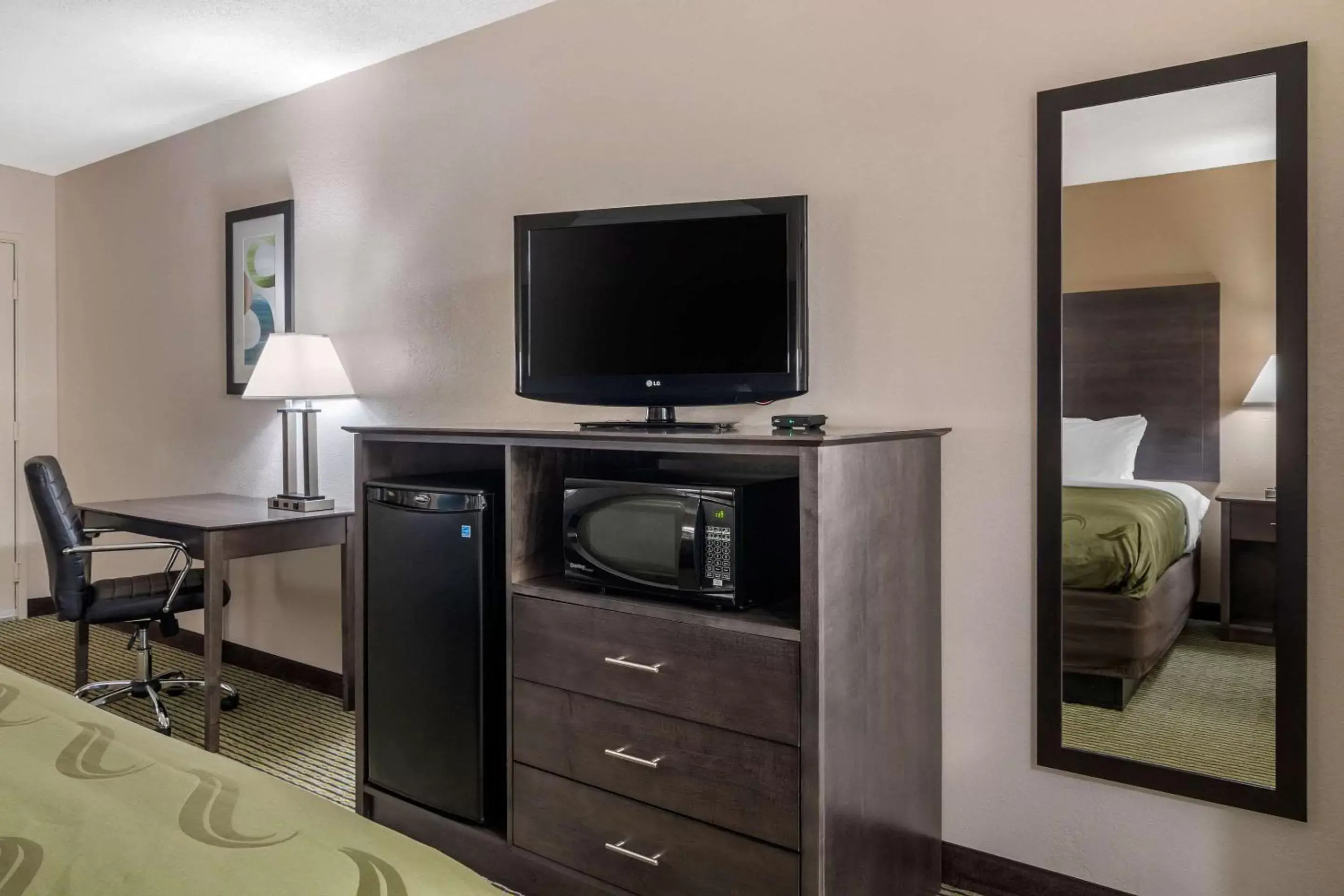 Photo of the whole room, TV/Entertainment Center in Quality Inn McDonough Atlanta South