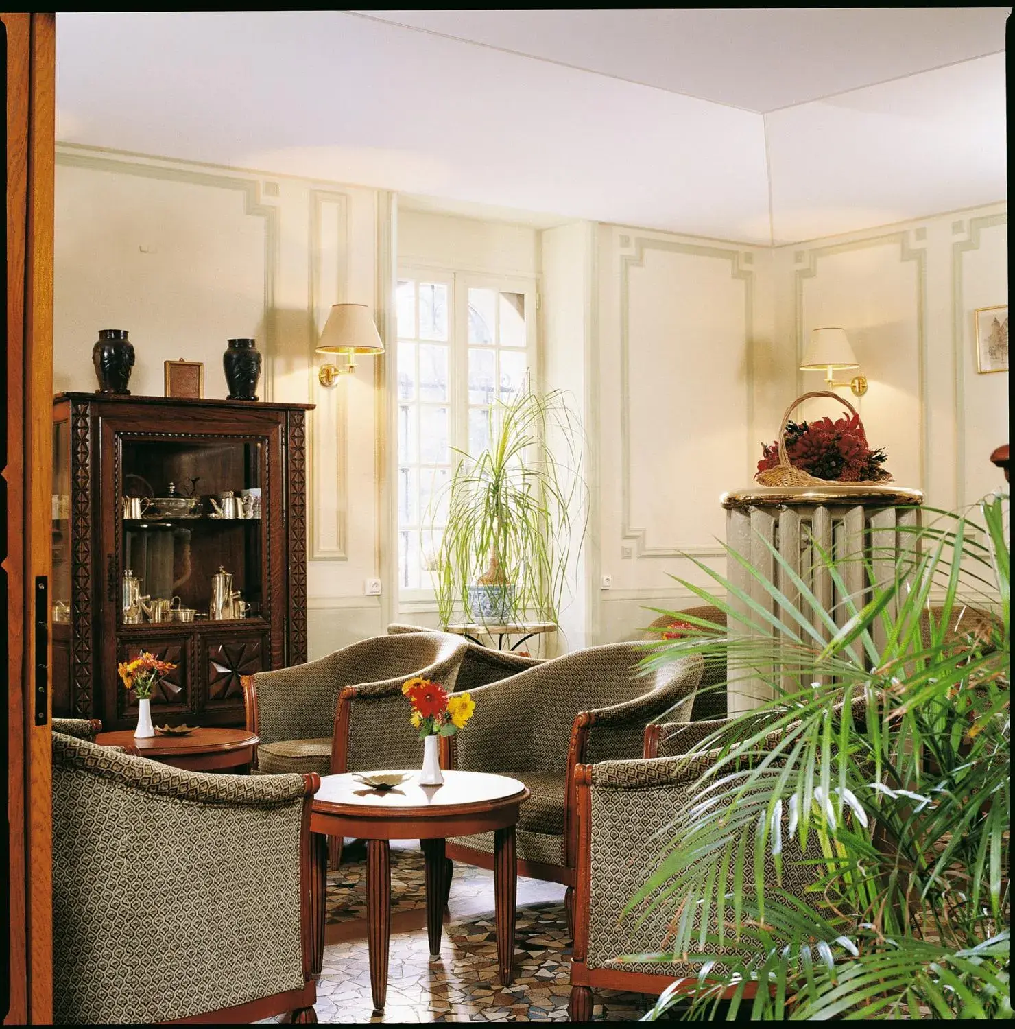 Lounge or bar, Seating Area in The Originals Boutique, Hostellerie des Trois Pigeons, Paray-le-Monial (Inter-Hotel)