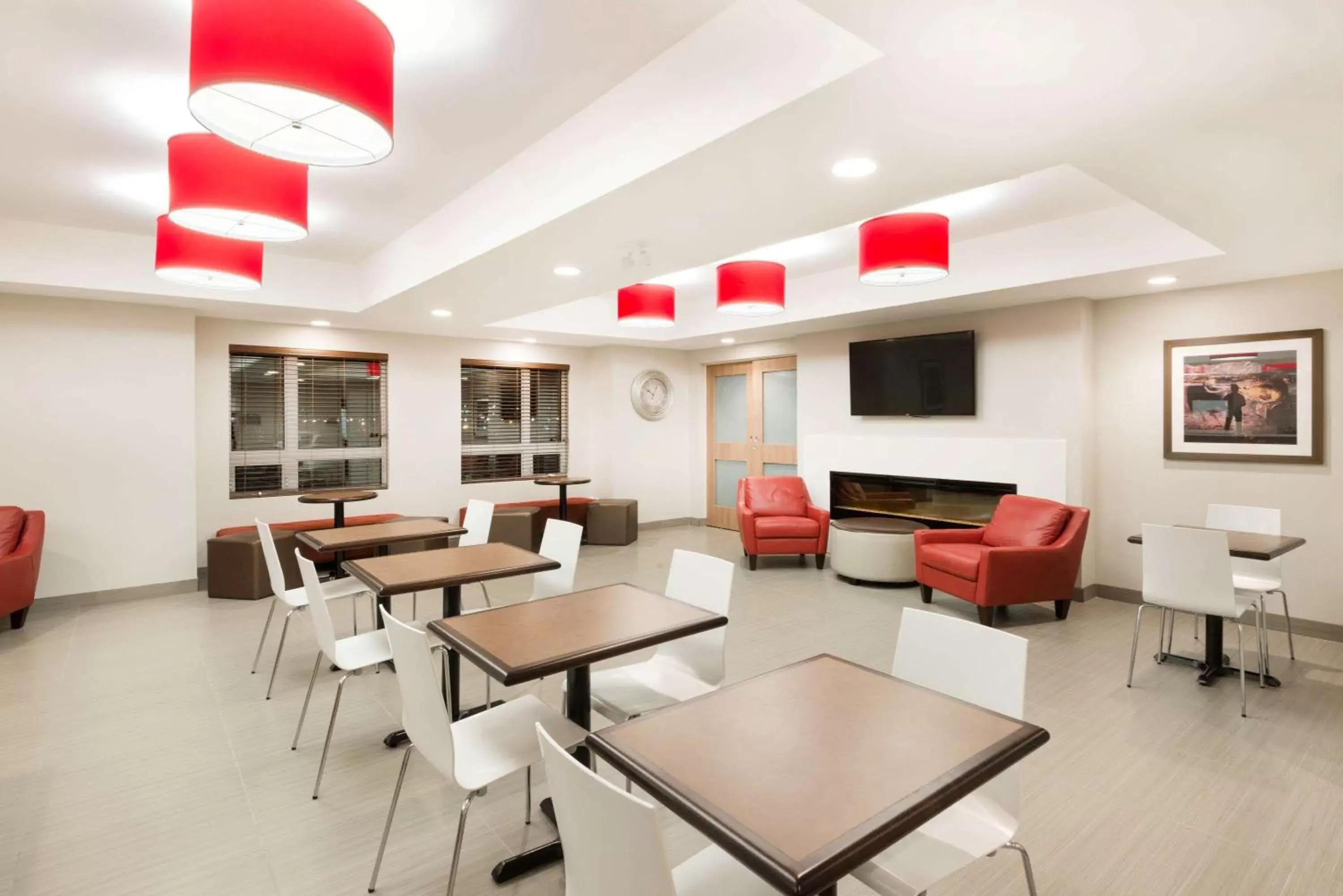 Lobby or reception, Lounge/Bar in Microtel Inn & Suites by Wyndham Sudbury