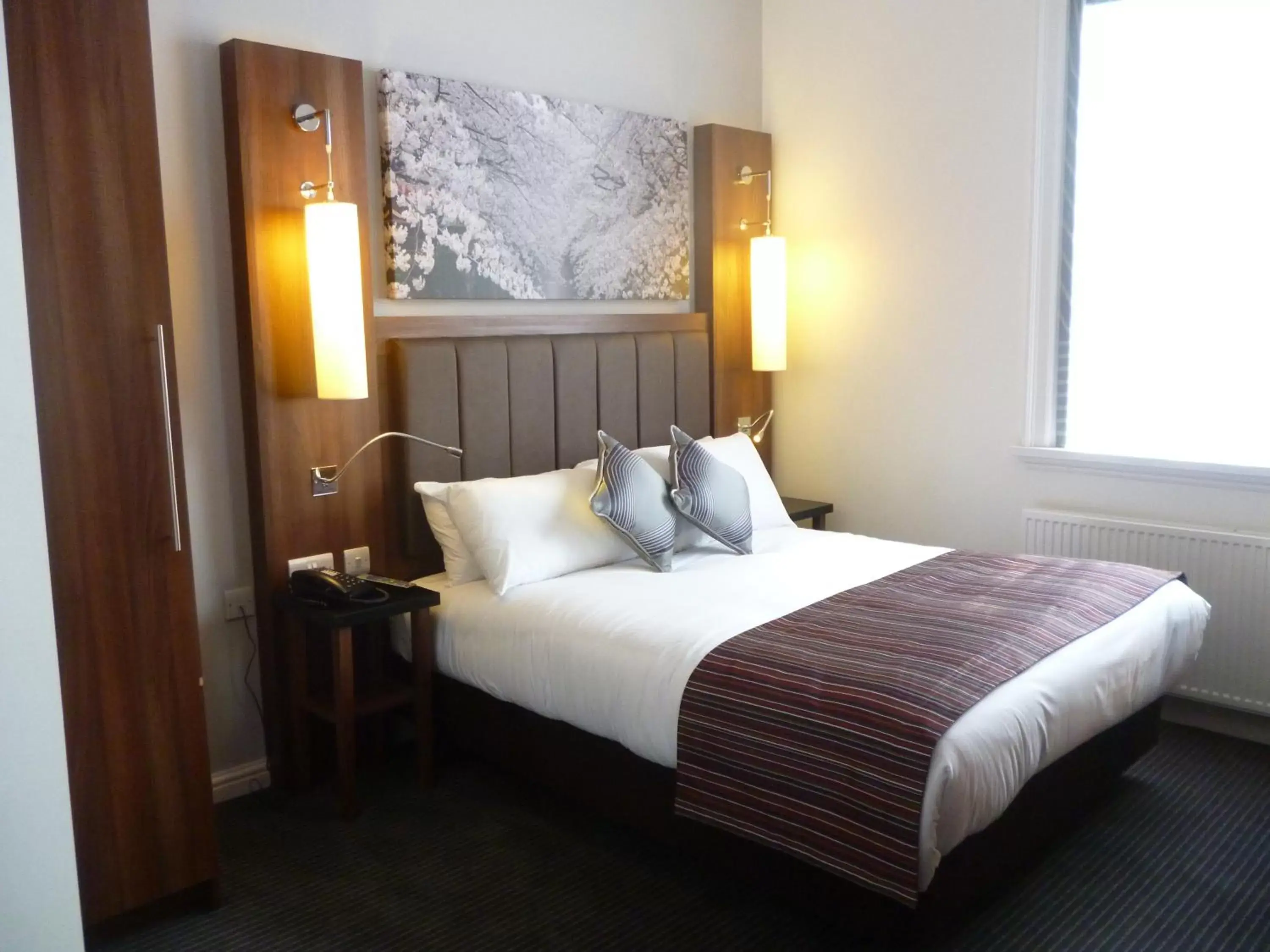 Bed in Mercure Darlington King's Hotel