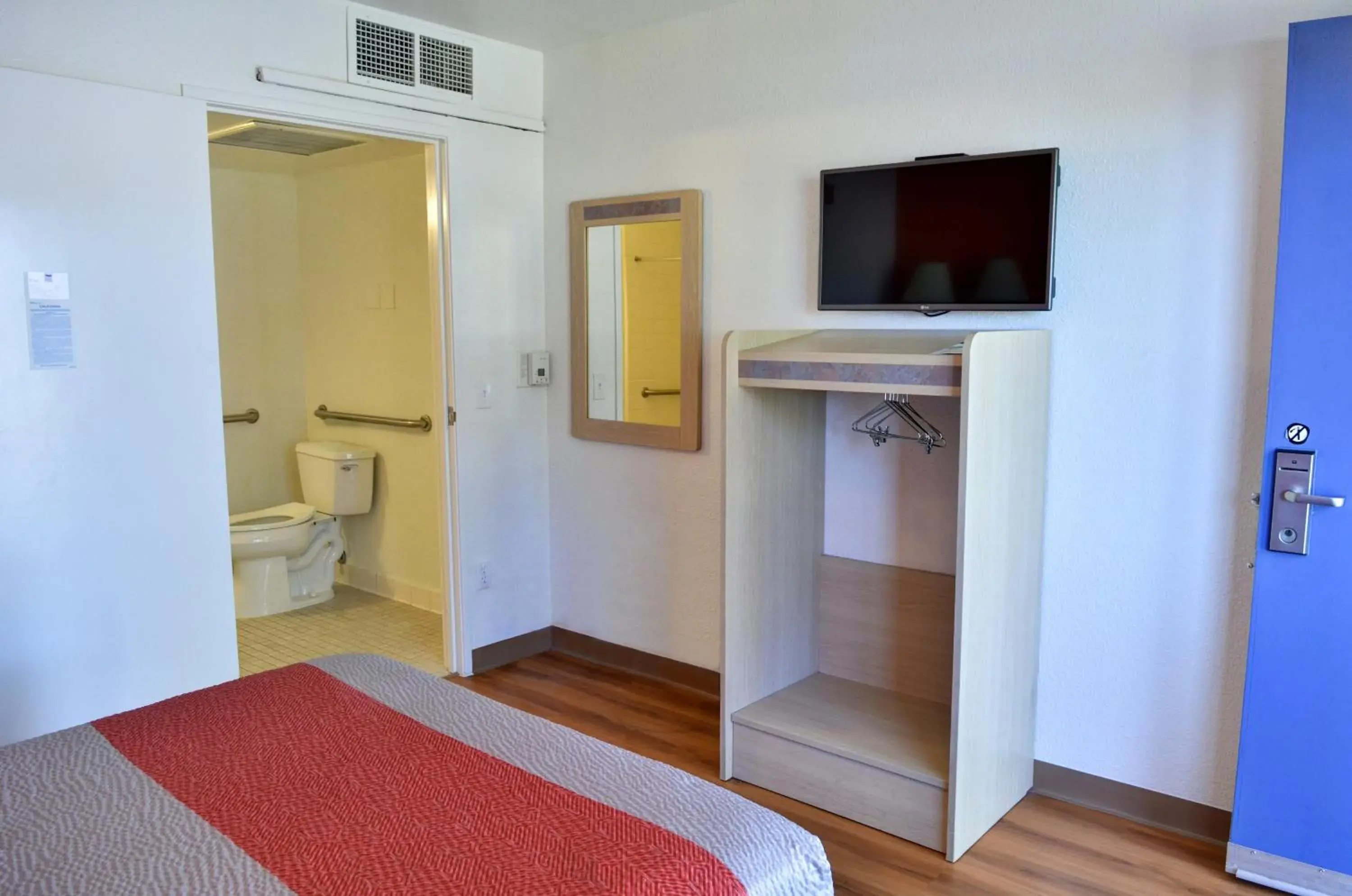 Bedroom, Bed in Motel 6-Santa Nella, CA - Los Banos - Interstate 5 Bedroom, Bed in Motel 6-Santa Nella, CA - Los Banos - Interstate 5