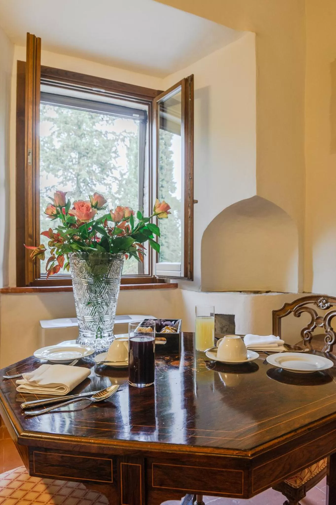 room service in Borgo Petroro