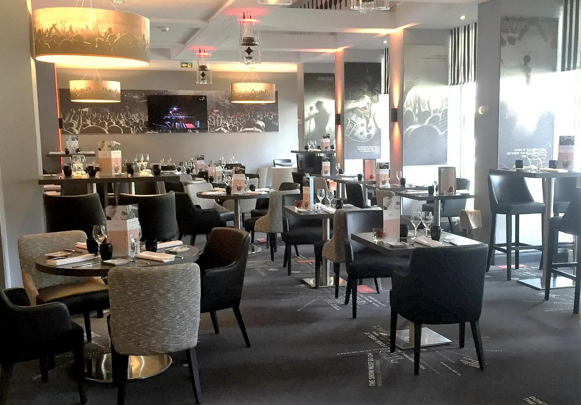 Restaurant/places to eat in Mercure Paris Velizy