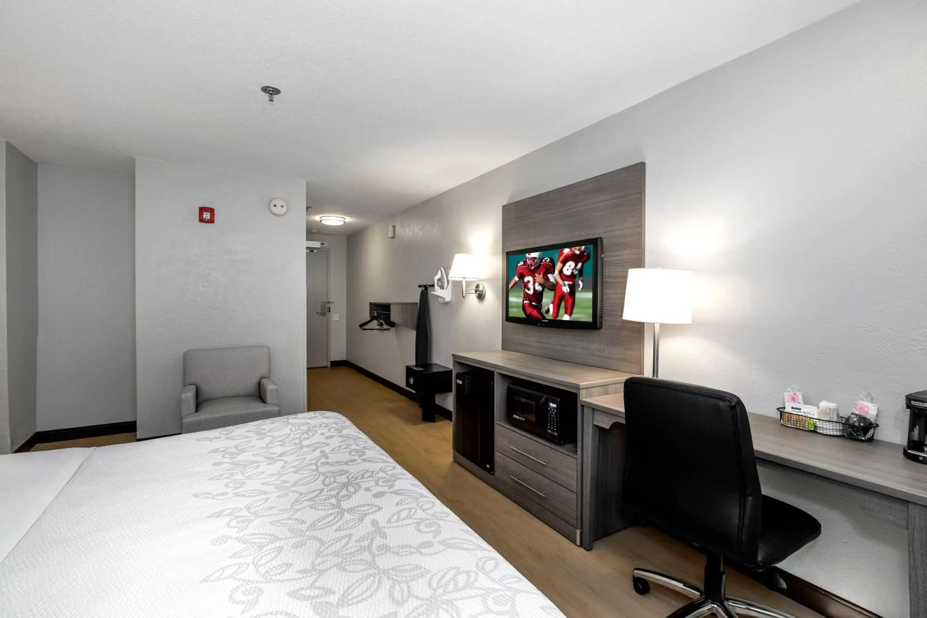 Photo of the whole room, Room Photo in Red Roof Inn PLUS Boston - Mansfield - Foxboro