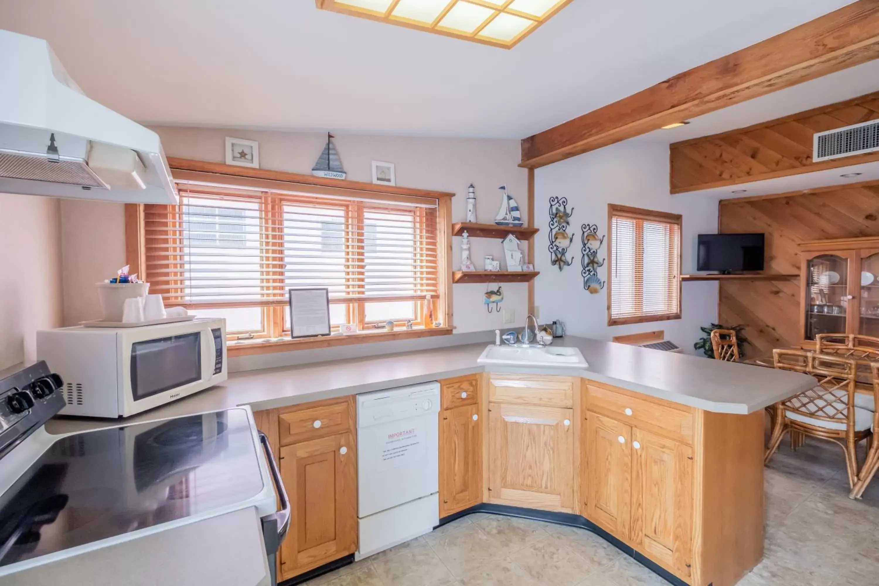 Kitchen/Kitchenette in Heart of Wildwood Motel