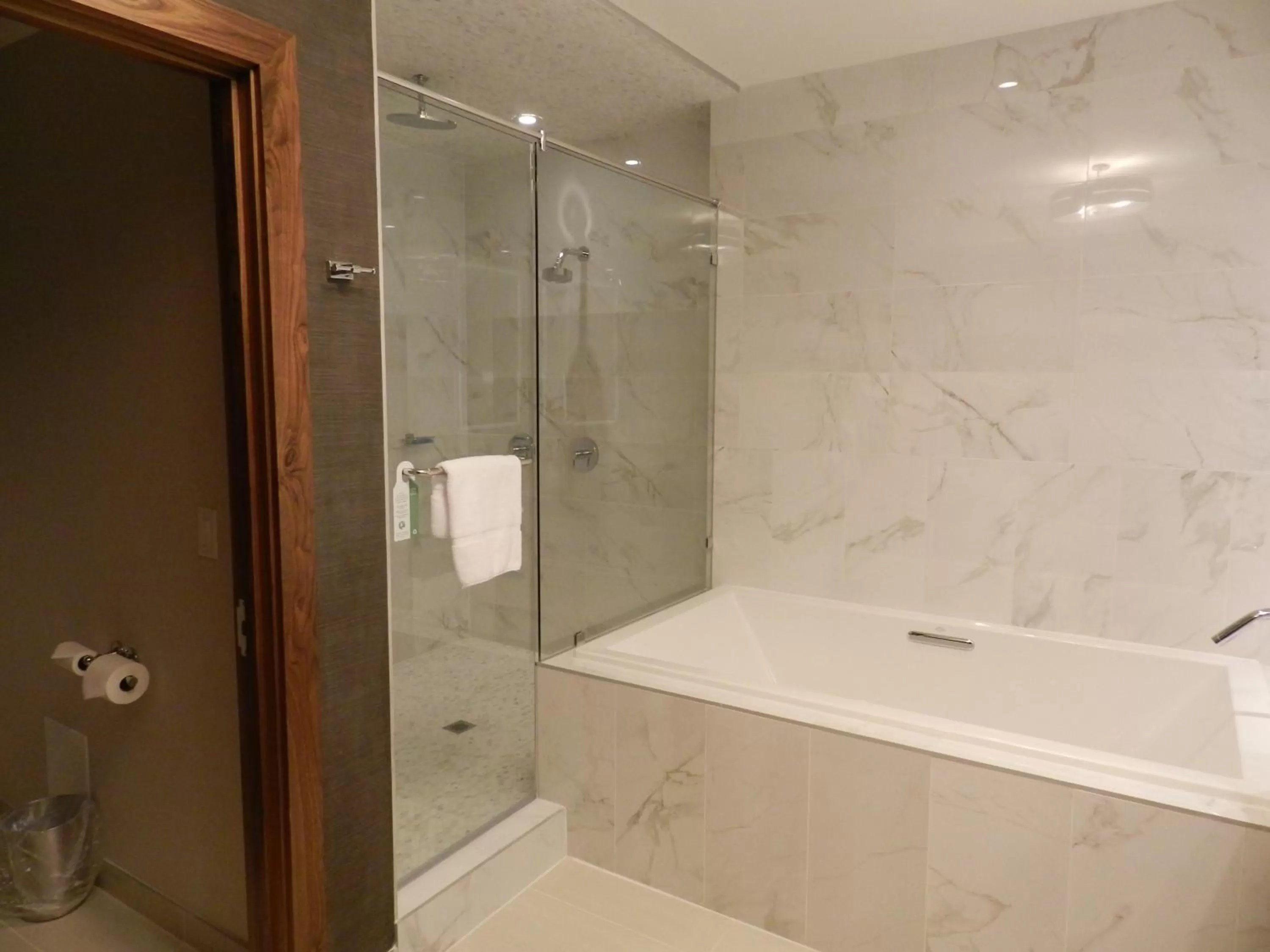 Shower in Radisson Hotel & Conference Centre Calgary Airport