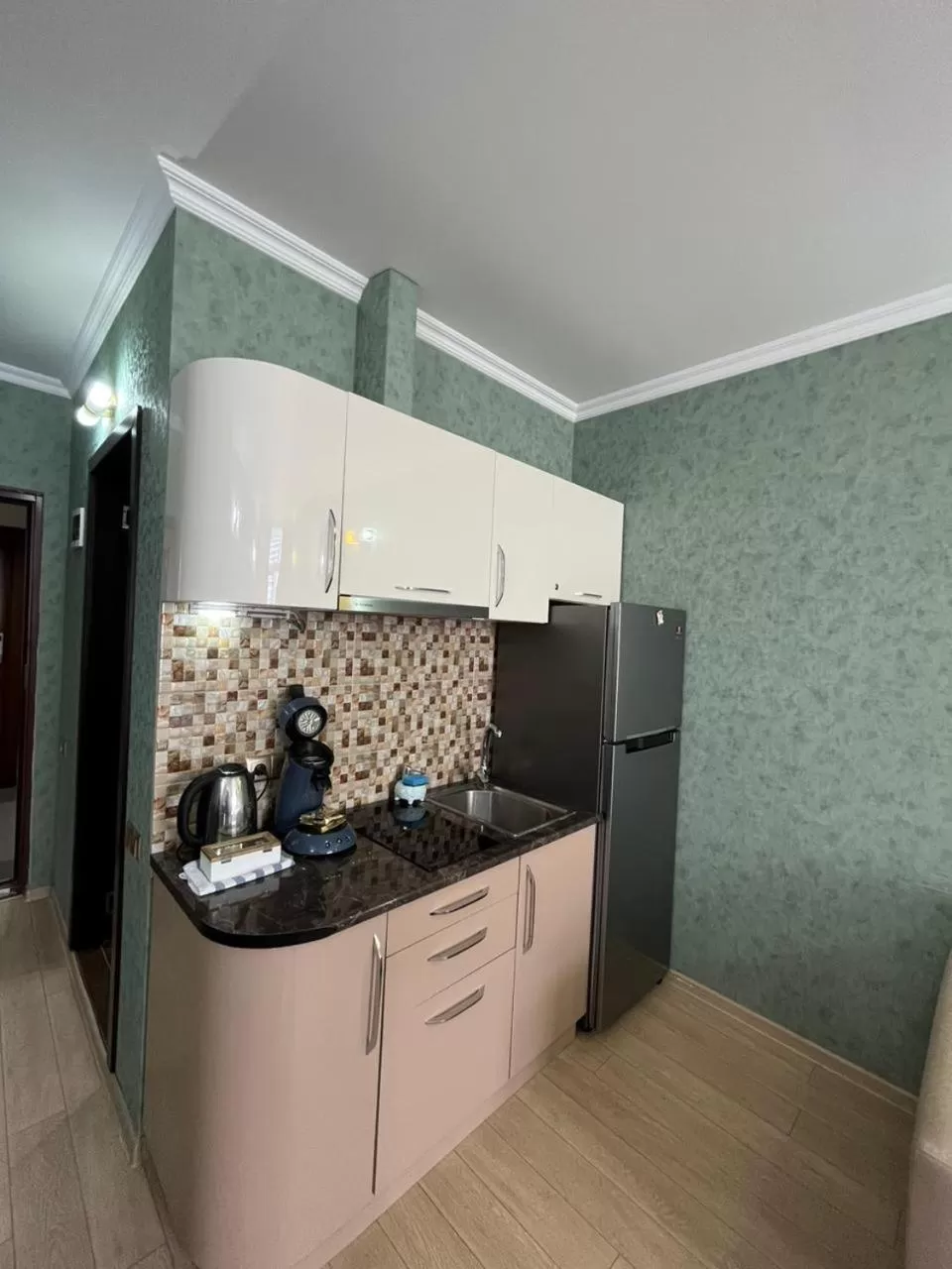 Coffee/tea facilities, Kitchen/Kitchenette in Holiday Lux Sea Towers Batumi
