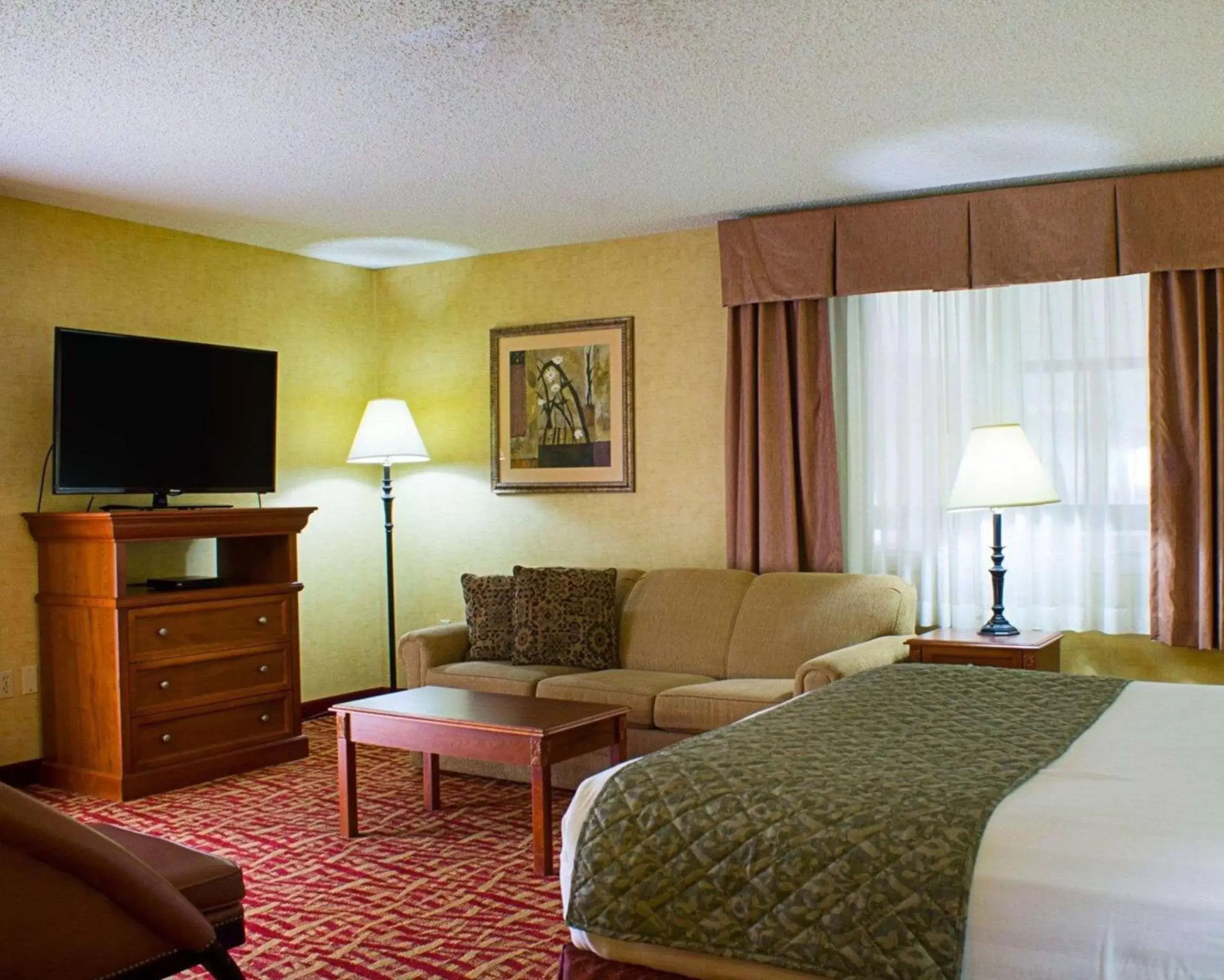 Photo of the whole room, TV/Entertainment Center in Rodeway Inn Columbia Mall Loop