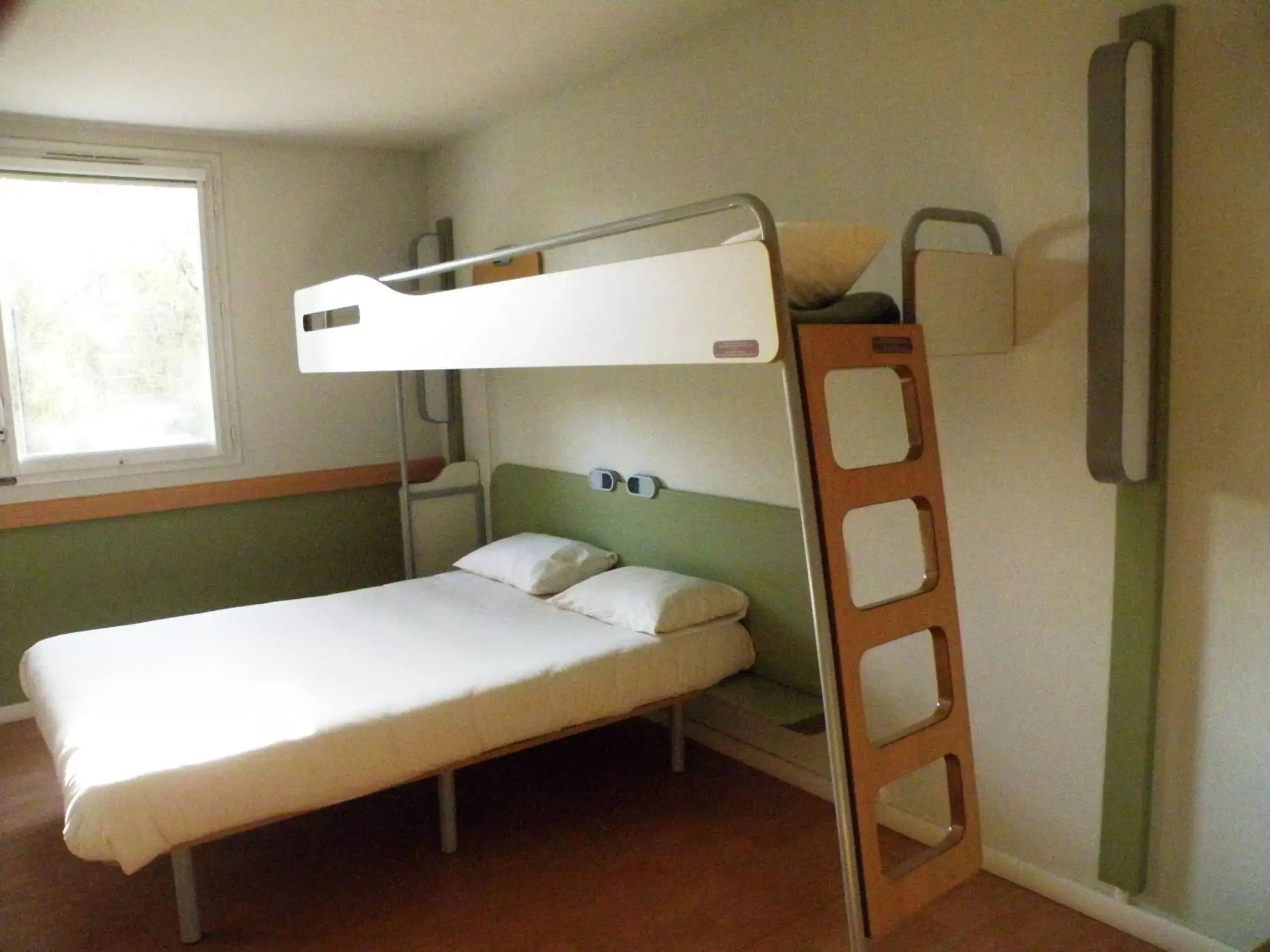 Bed, Bunk Bed in ibis budget Montauban Les Chaumes
