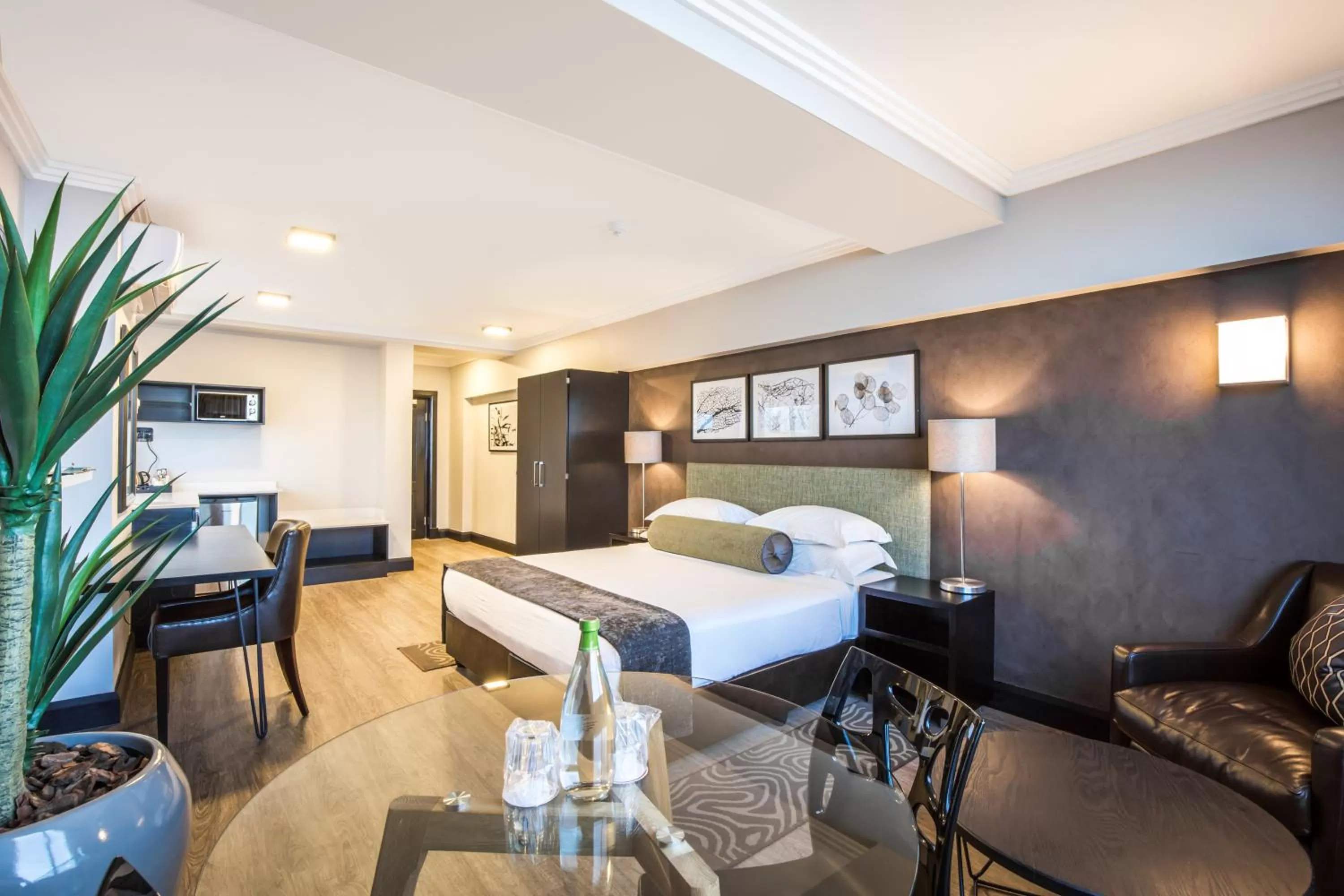Bedroom, Bed in Belaire Suites Hotel