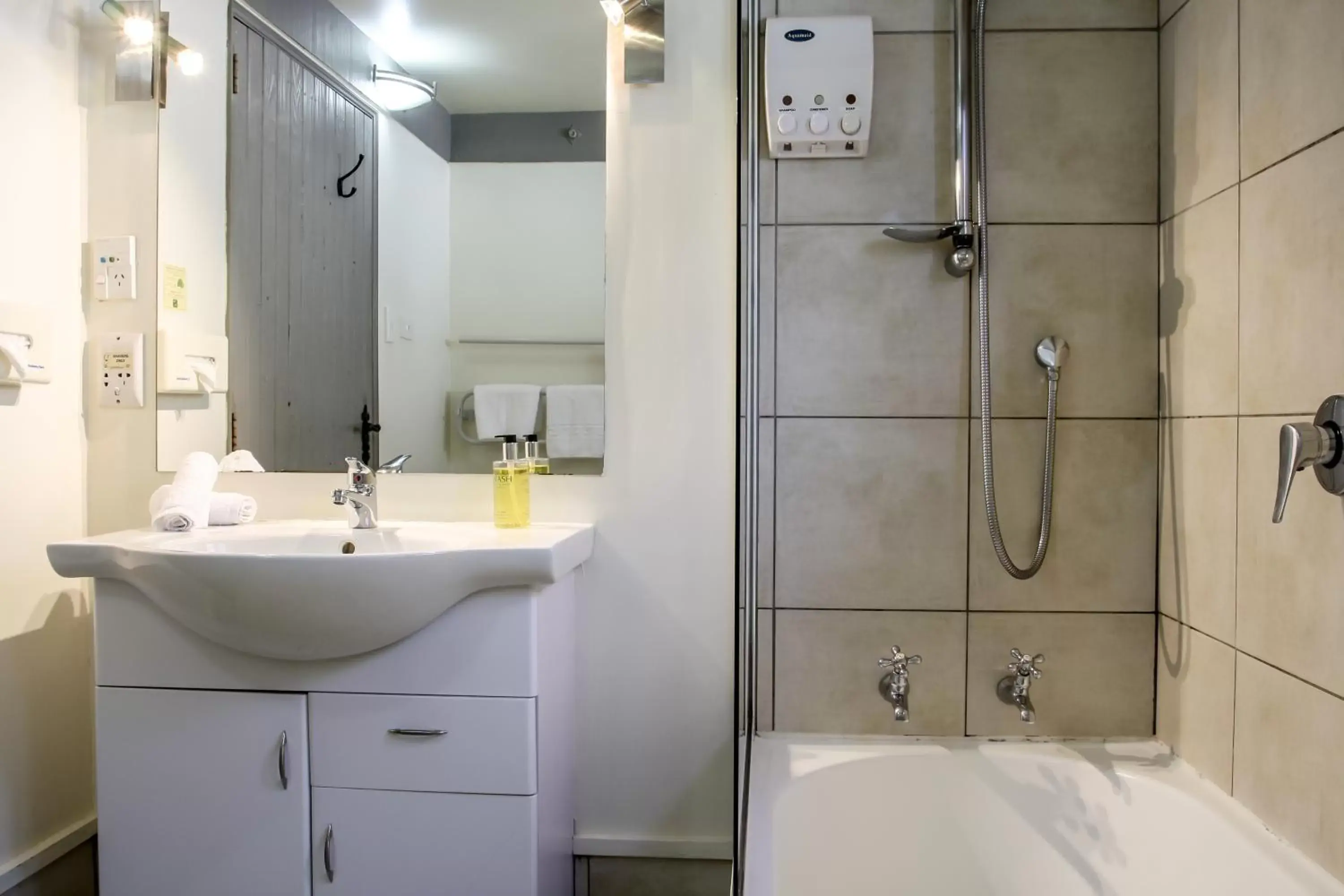 Shower, Bathroom in Camelot Motor Lodge