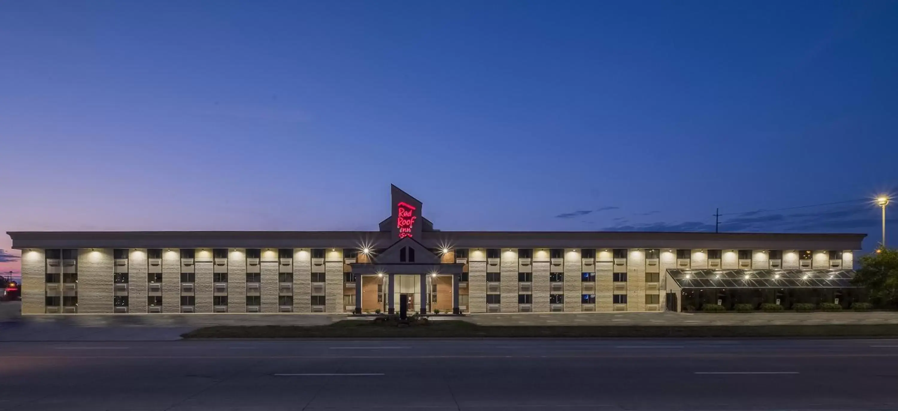 Property Building in Red Roof Inn & Suites Cleveland - Elyria