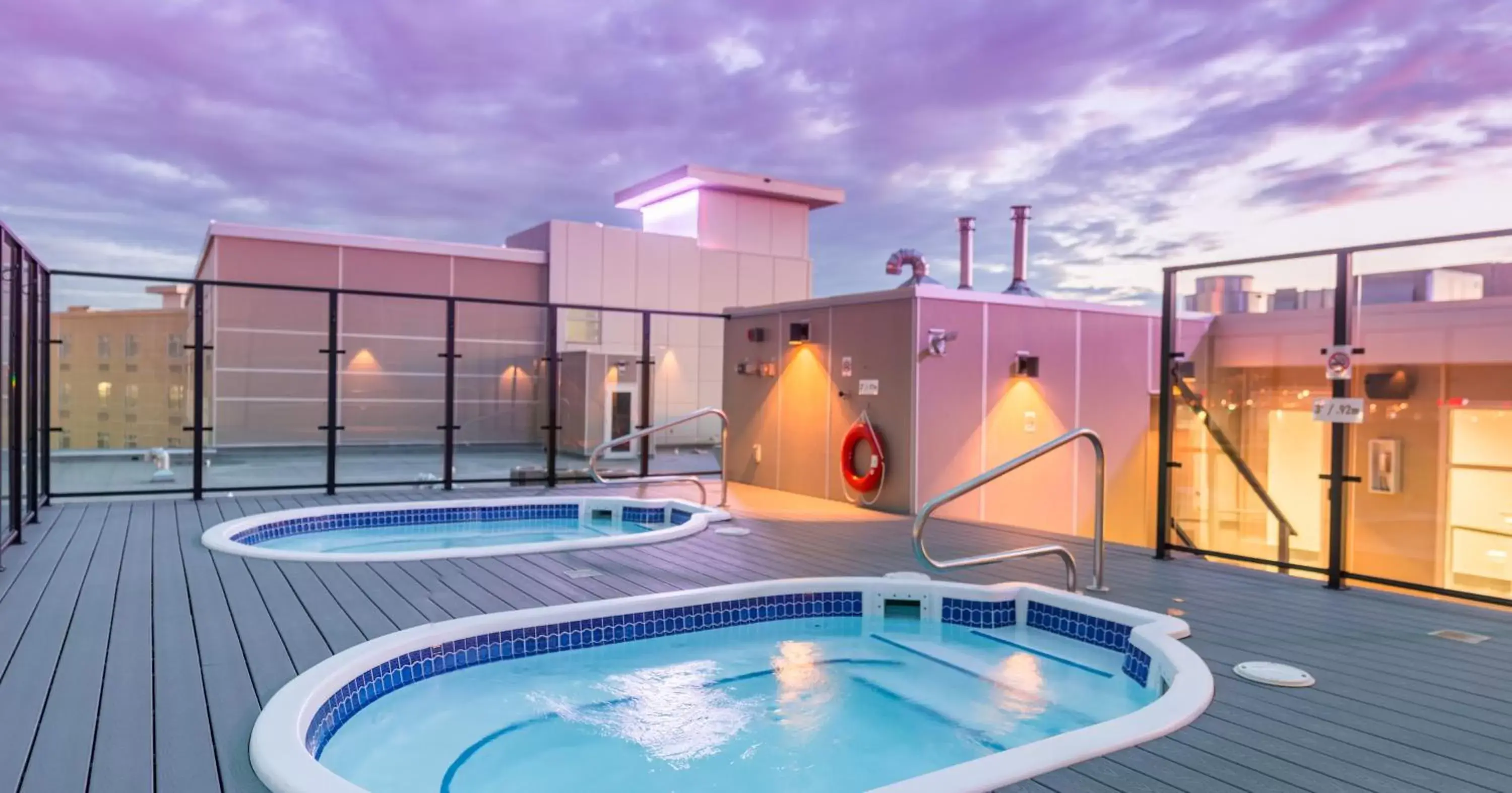 Hot Tub, Swimming Pool in Hotel Clique Calgary Airport
