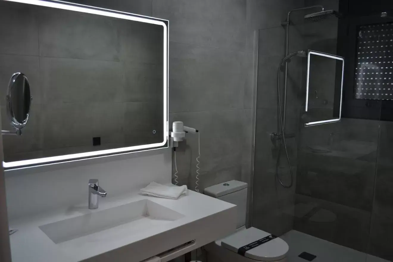 Shower, Bathroom in Hotel Gran Sol