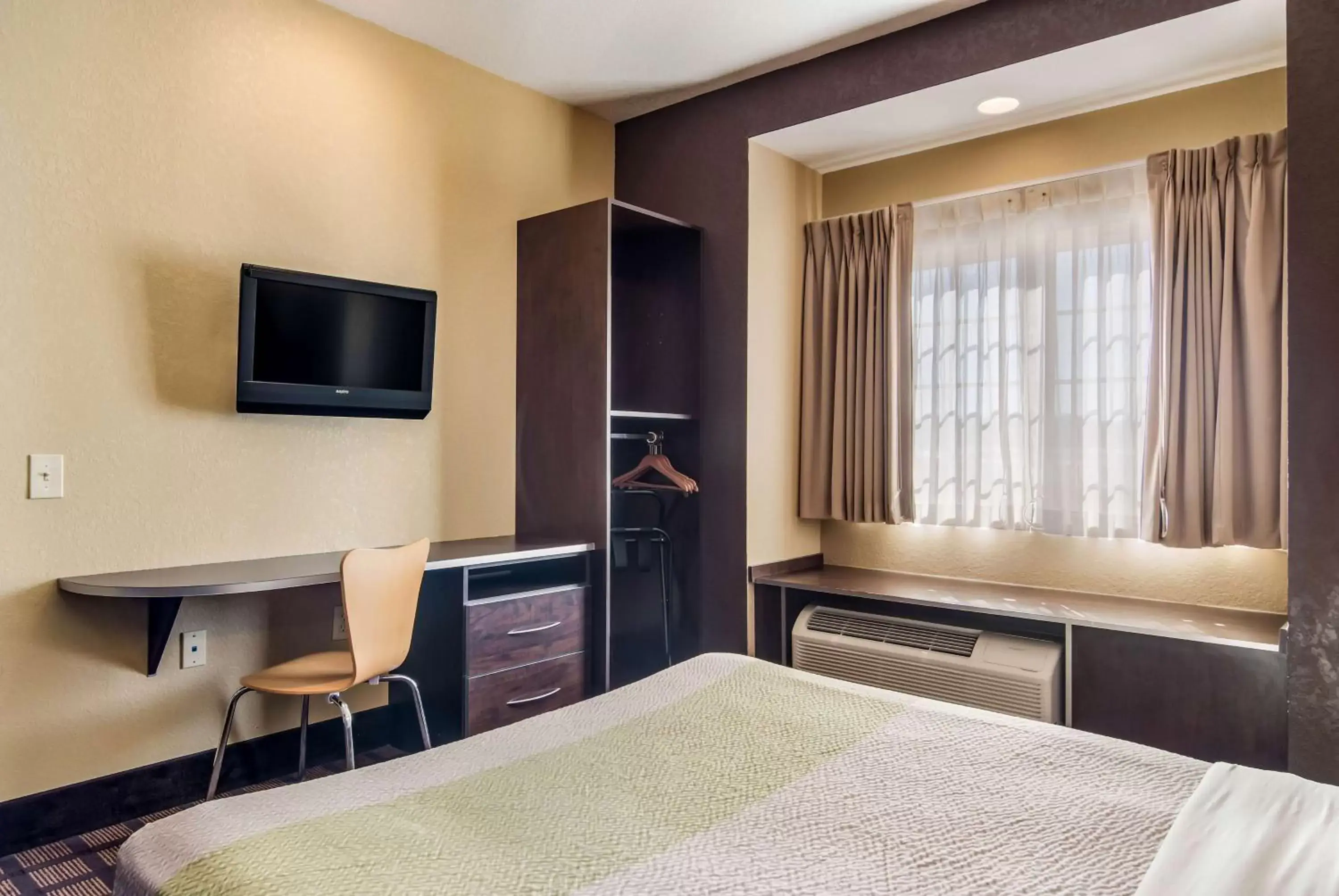 TV and multimedia, Bed in Motel 6-Canton, GA TV and multimedia, Bed in Motel 6-Canton, GA