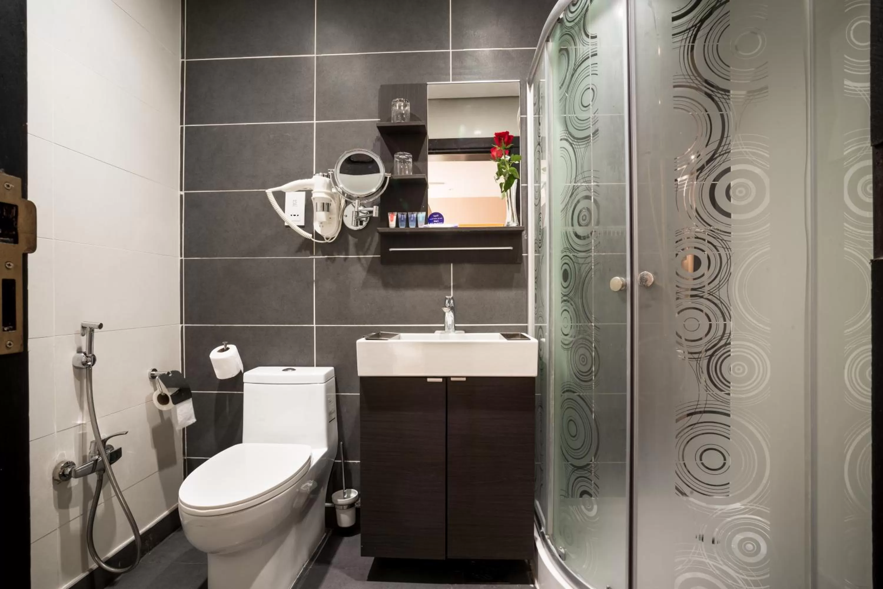 Toilet in Naviti Warwick Dammam