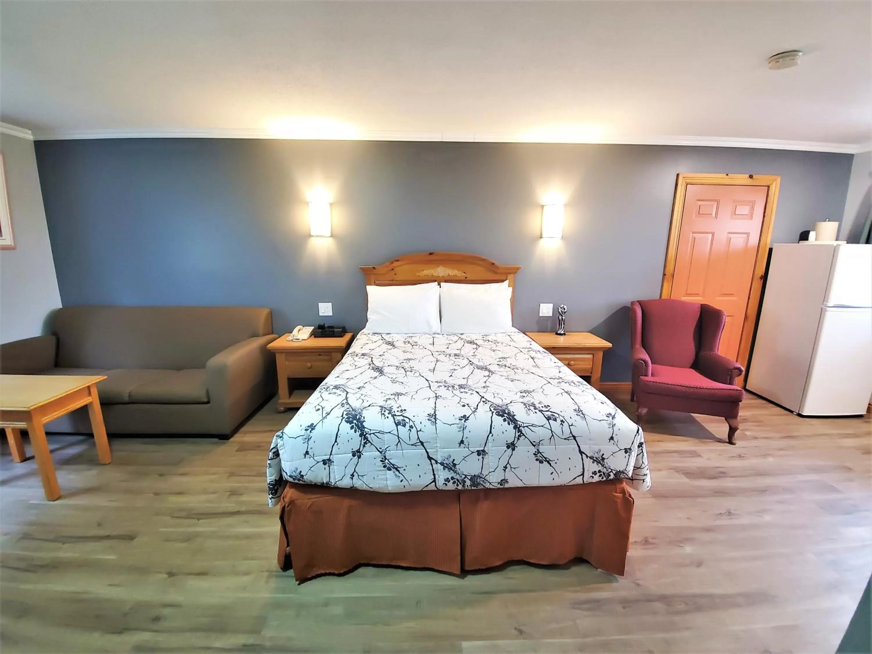 Bed in Knights Inn Colonial Fireside Inn