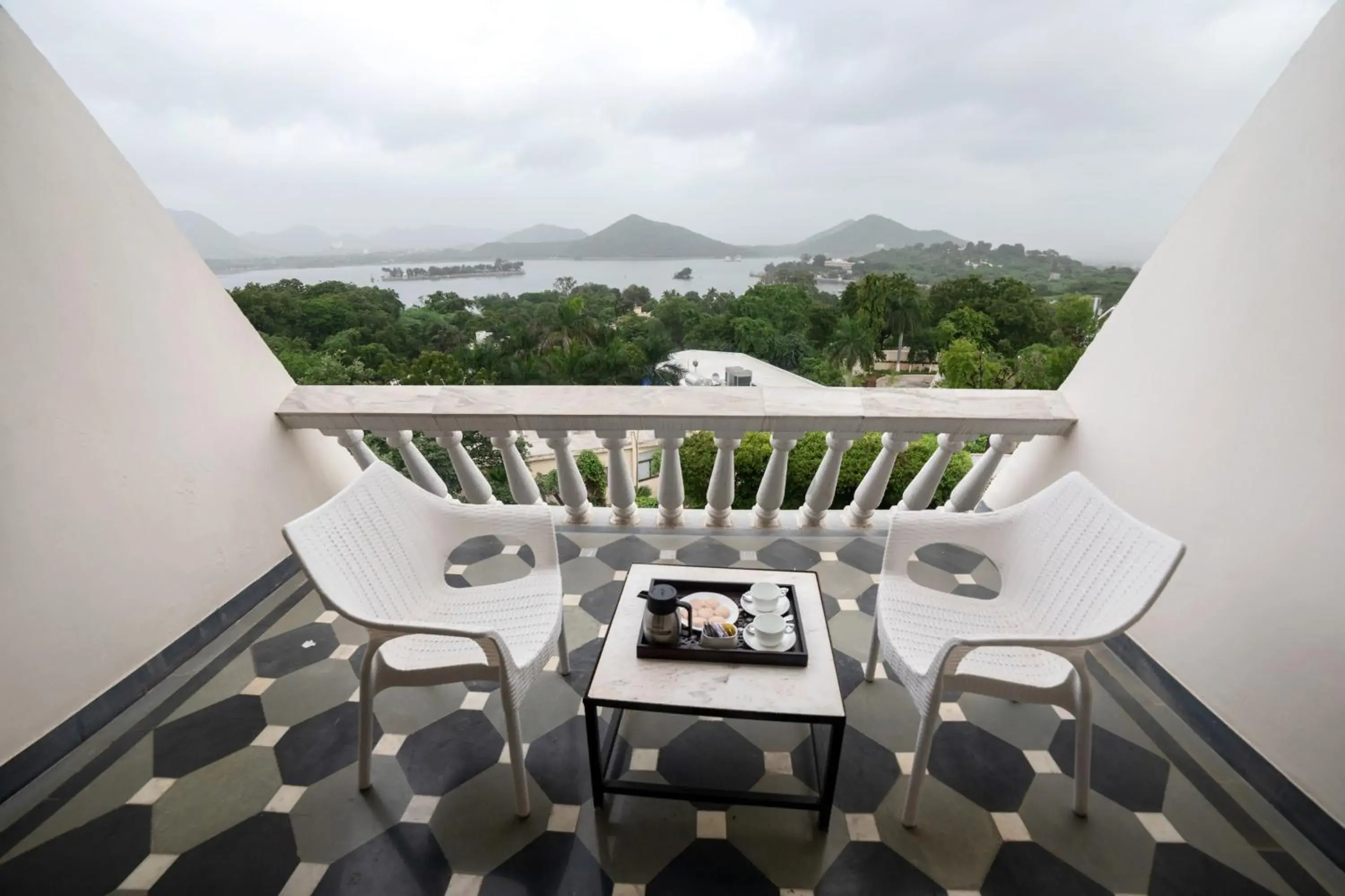 Lake view, Balcony/Terrace in Hotel Hill Top Palace