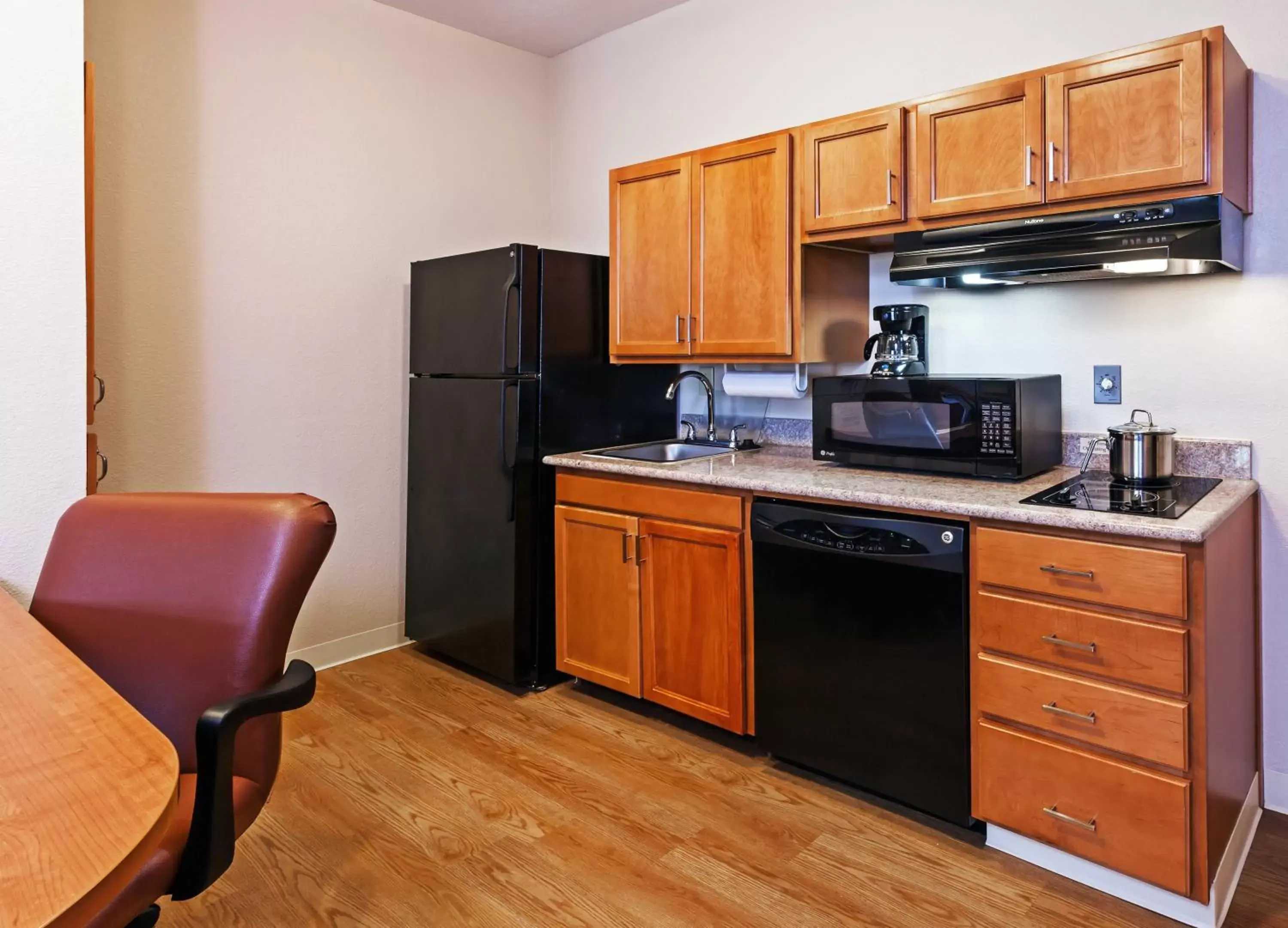 Photo of the whole room, Kitchen/Kitchenette in Candlewood Suites Pearland, an IHG Hotel