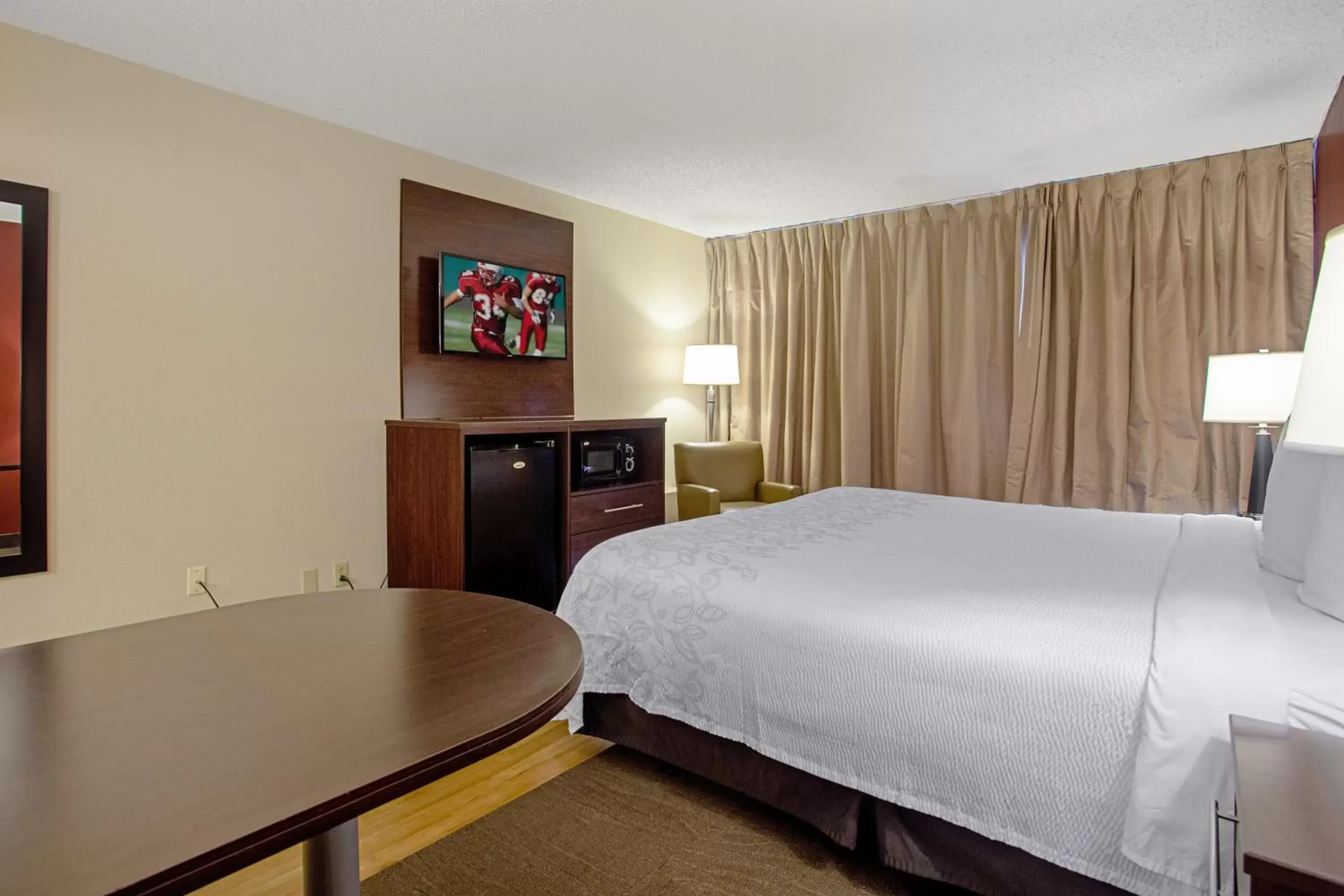 Bedroom, Bed in Red Roof Inn PLUS+ Wichita East