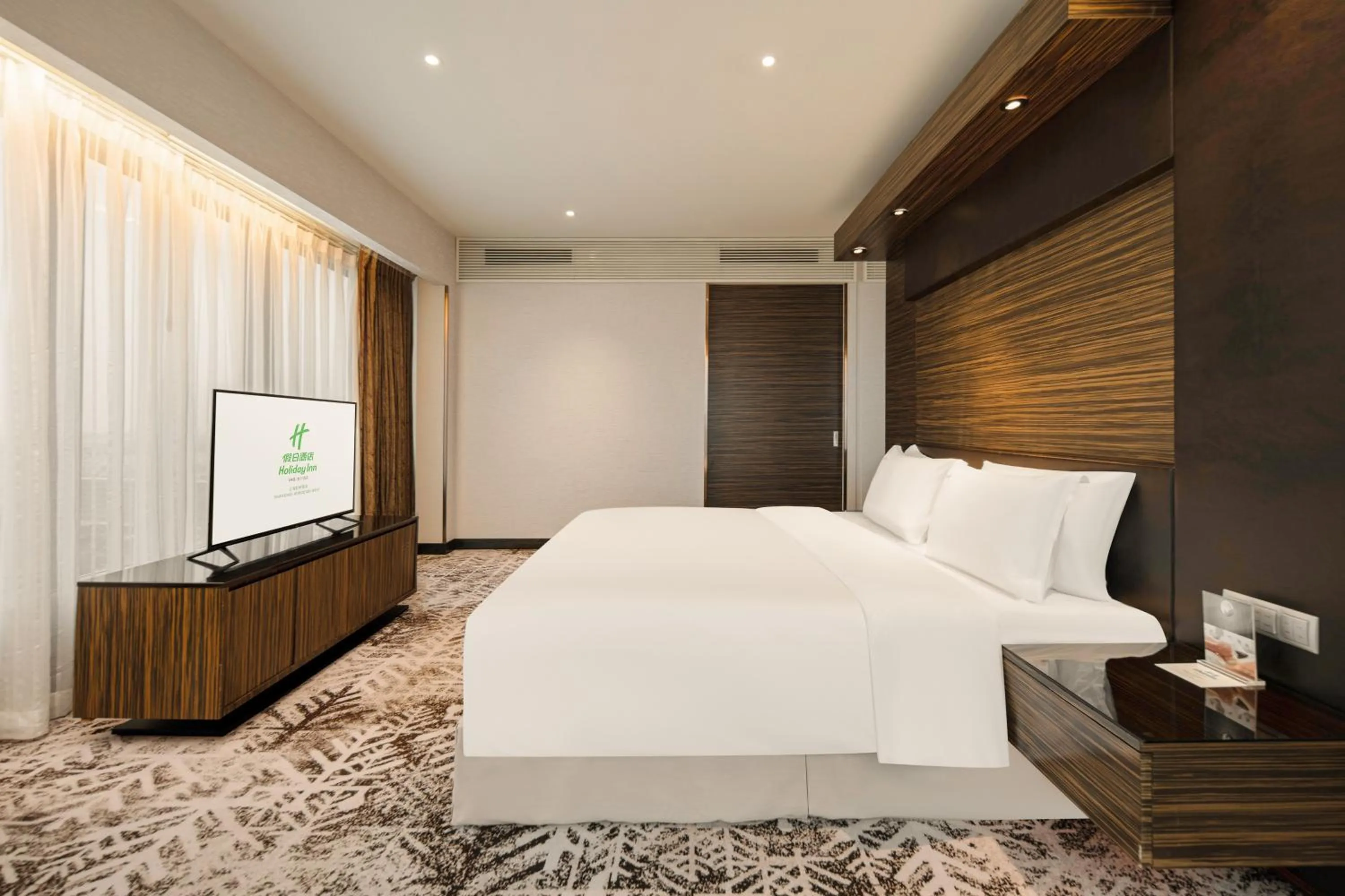 Photo of the whole room, Bed in Holiday Inn Shanghai Hongqiao West by IHG